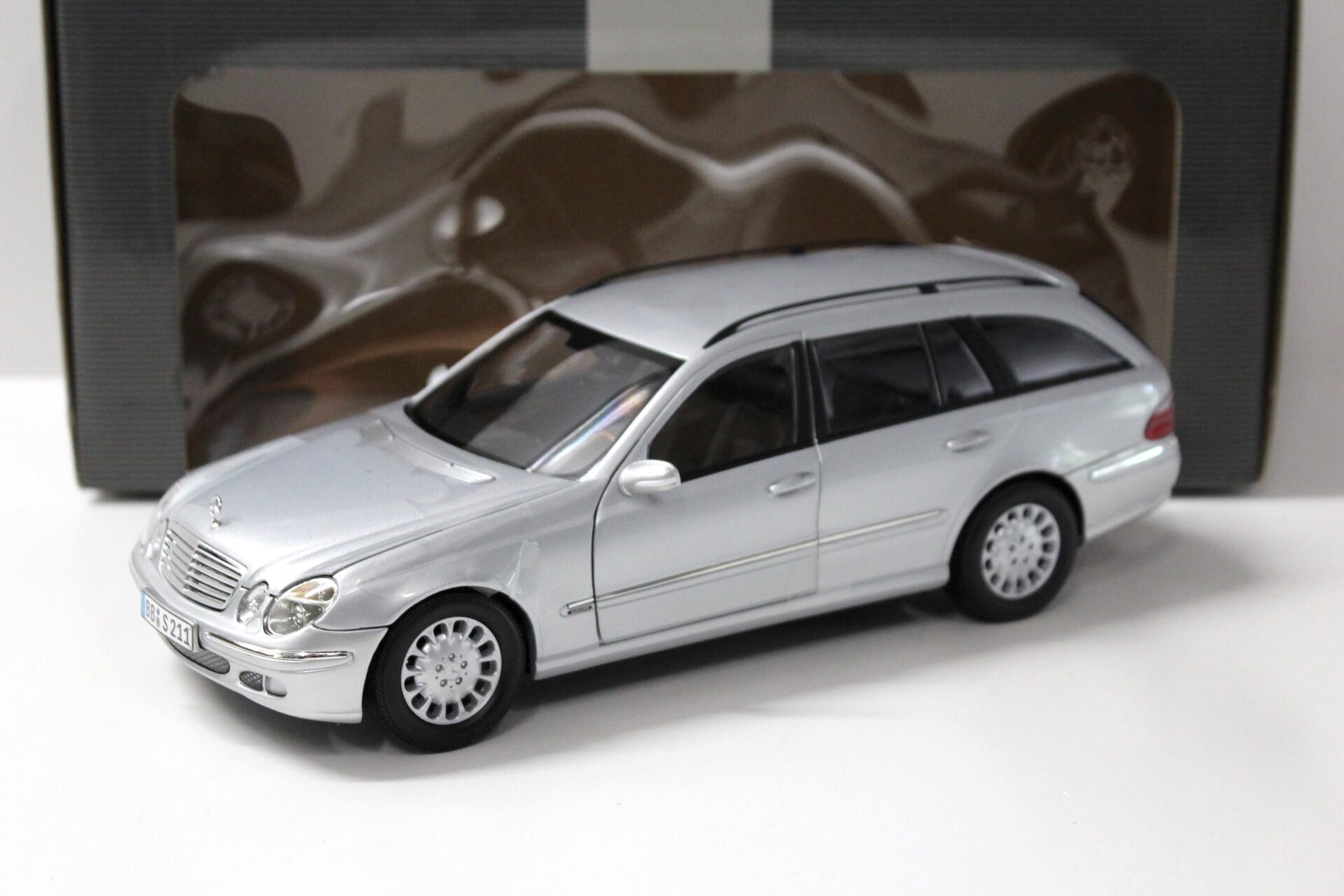 ID 58577 orig 1.jpg 1:18 Kyosho Mercedes E320 E-Klasse T-Modell W211 silver DEALER VERSION
