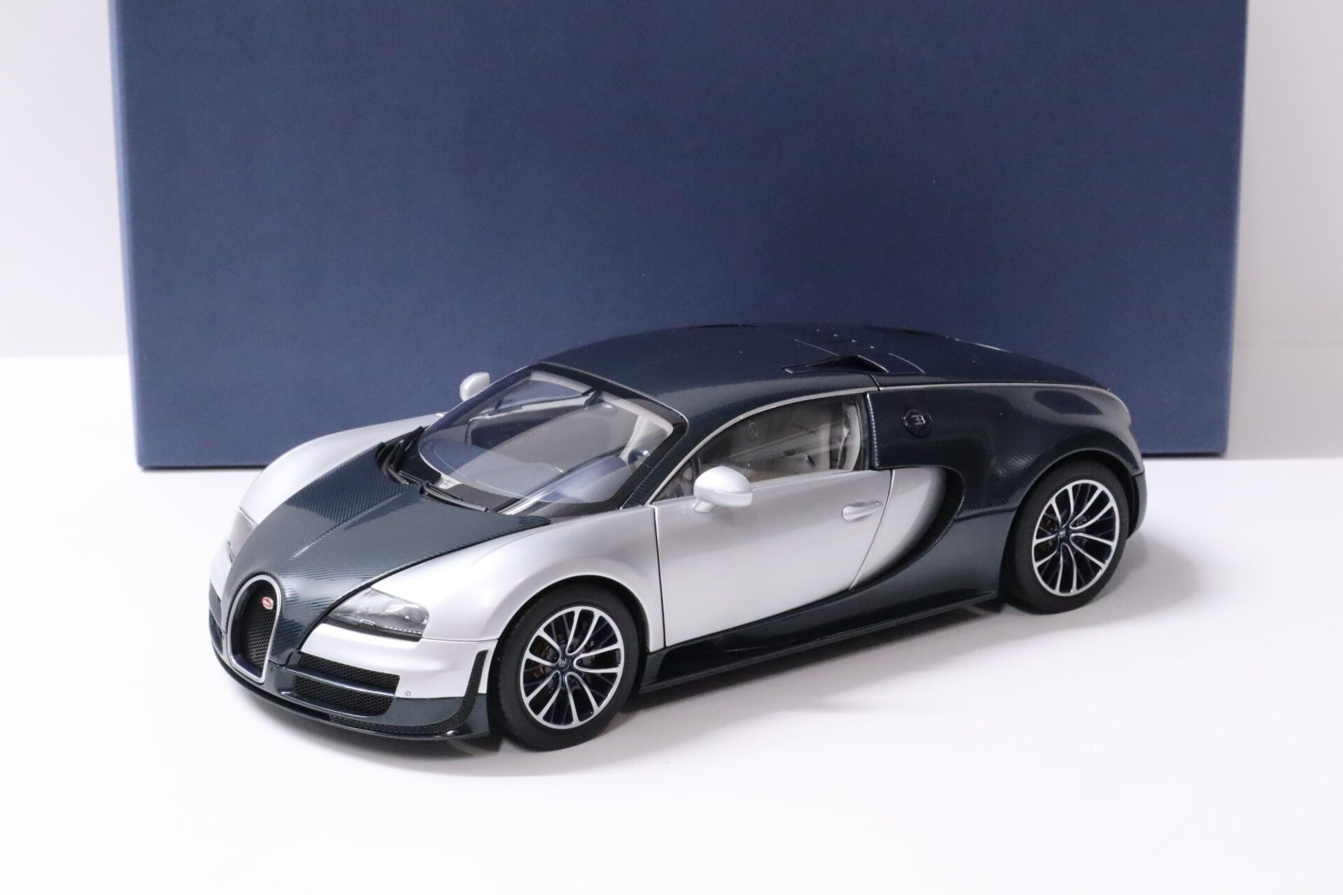 ID 58757 orig.jpg 1:18 AUTOart Bugatti Veyron 16.4 Super Sport dark blue/ silver white doors