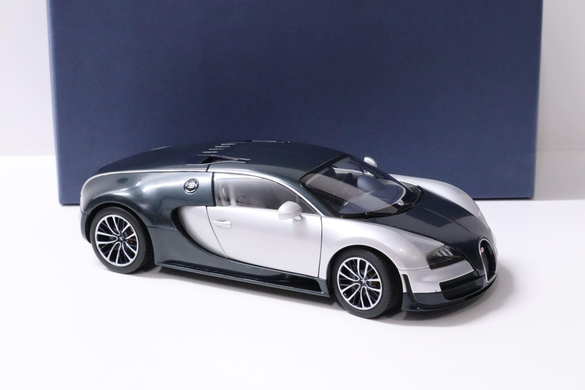 1:18 AUTOart Bugatti Veyron 16.4 Super Sport dark blue/ silver white doors
