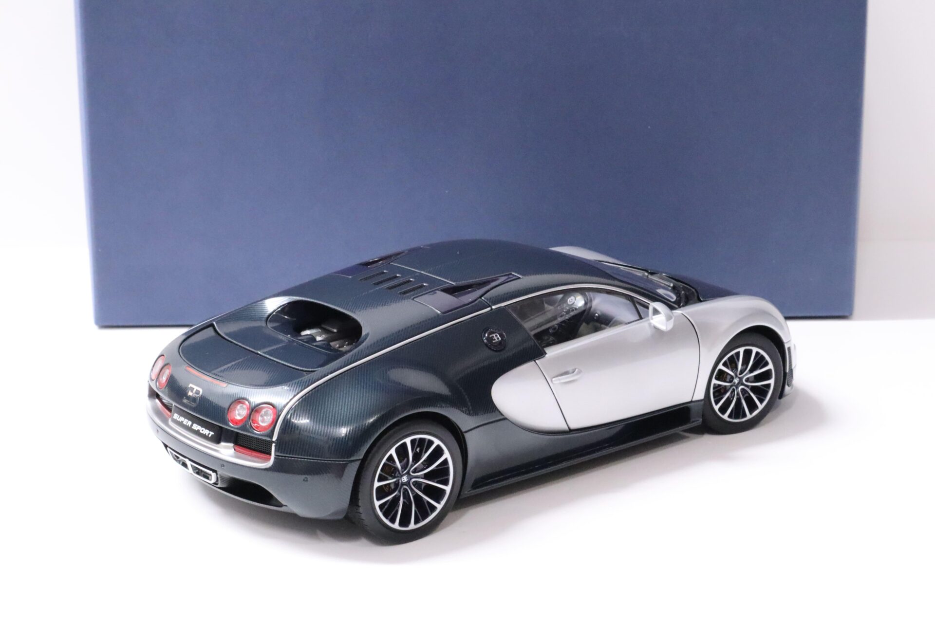 1:18 AUTOart Bugatti Veyron 16.4 Super Sport dark blue/ silver white doors