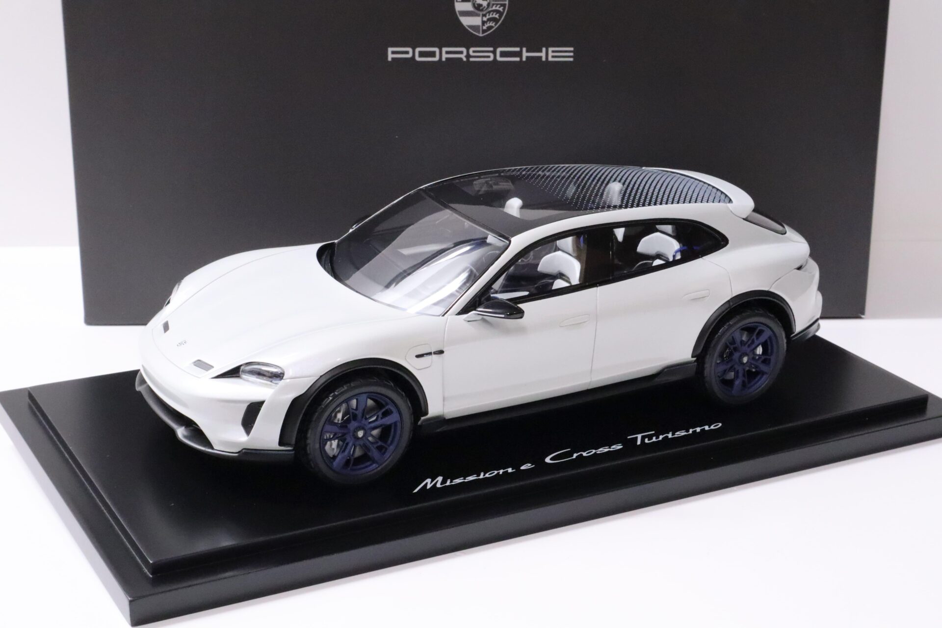 ID 59304 orig 1.jpg 1:18 Spark Porsche Mission E Cross Turismo 2018 white/grey metallic DEALER VERSION