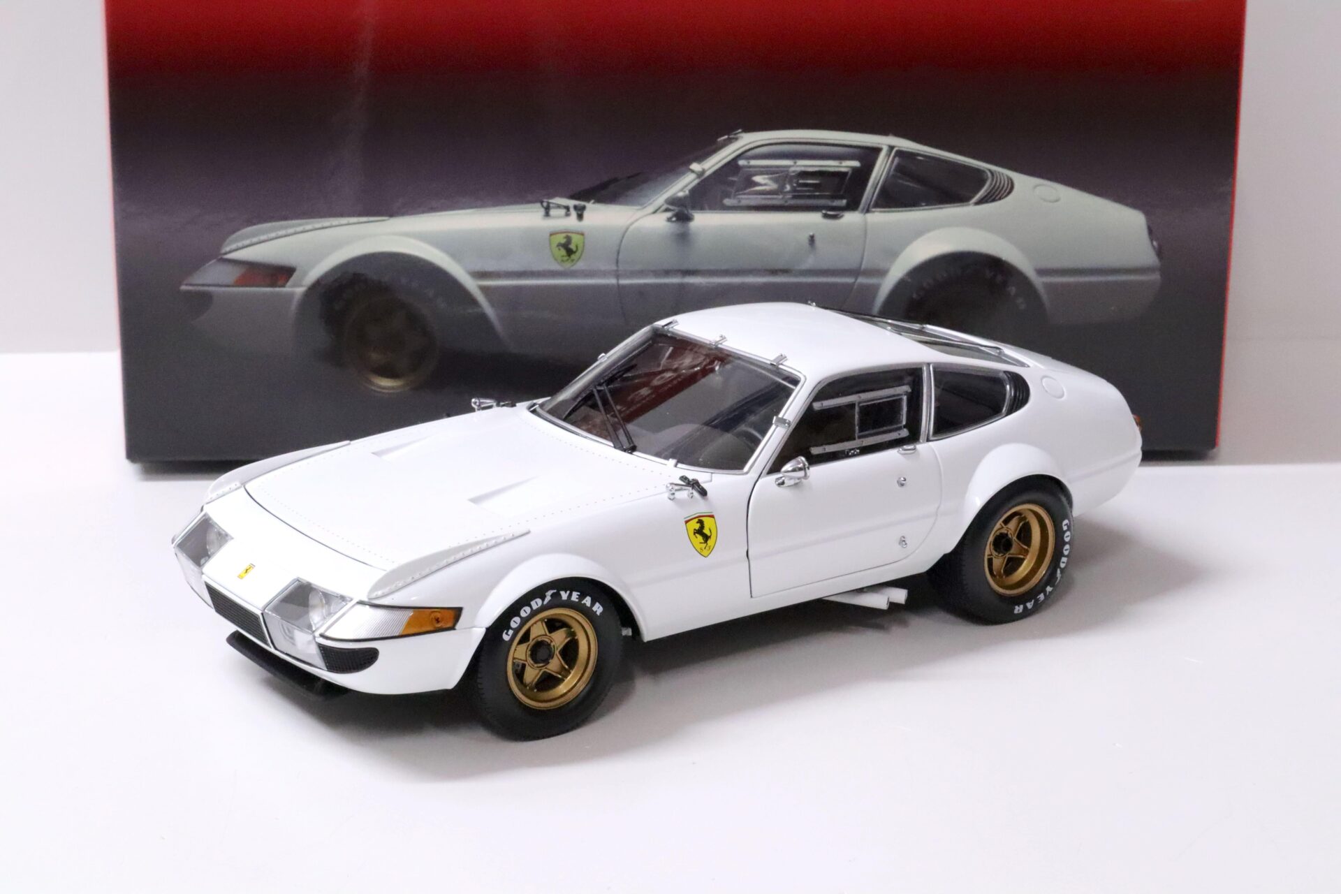 ID 59388 orig 1.jpg 1:18 Kyosho Ferrari 365 GTB4 Competizione No Livery Version white