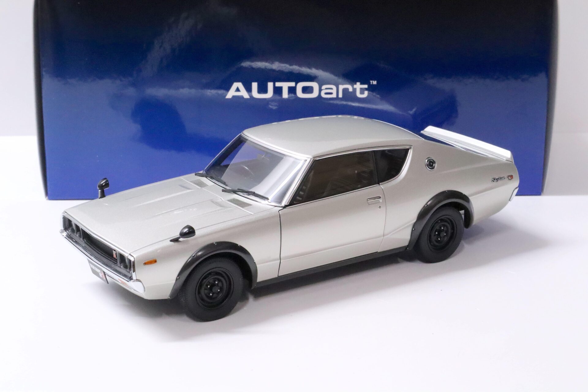 ID 59488 orig 1.jpg 1:18 AUTOart Nissan Skyline 2000 GT-R (KPGC110) silver
