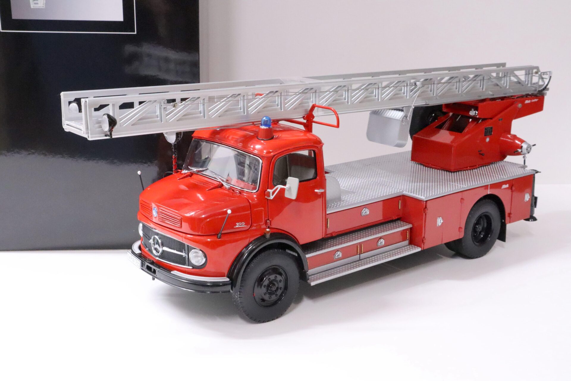 ID 59642 orig 1.jpg 1:18 Schuco Mercedes L322 mit Drehleiter METZ DL22 Feuerwehr red