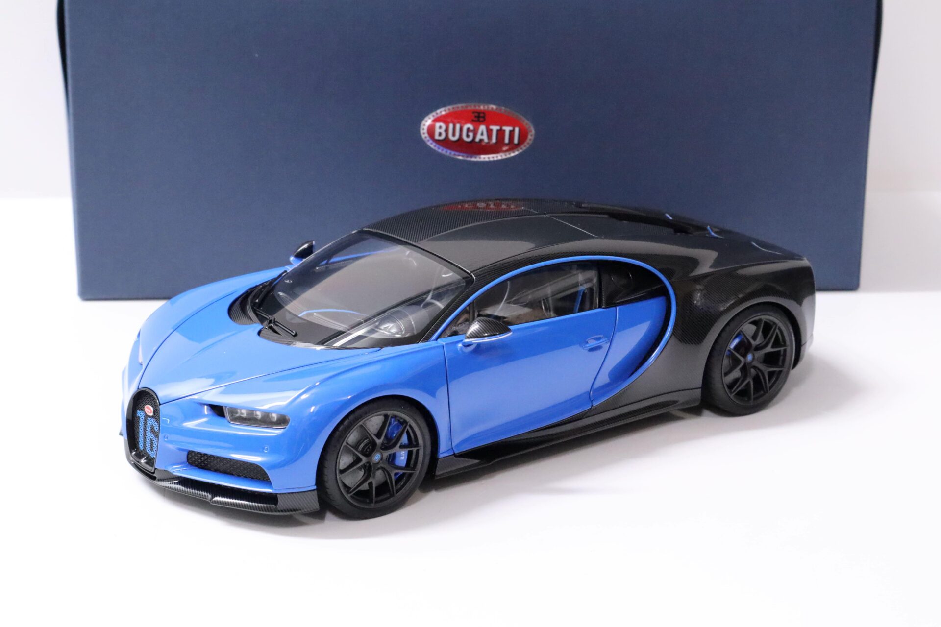 ID 59811 orig.jpg 1:18 AUTOart Bugatti Chiron Sport 2019 French Racing blue/ Carbon