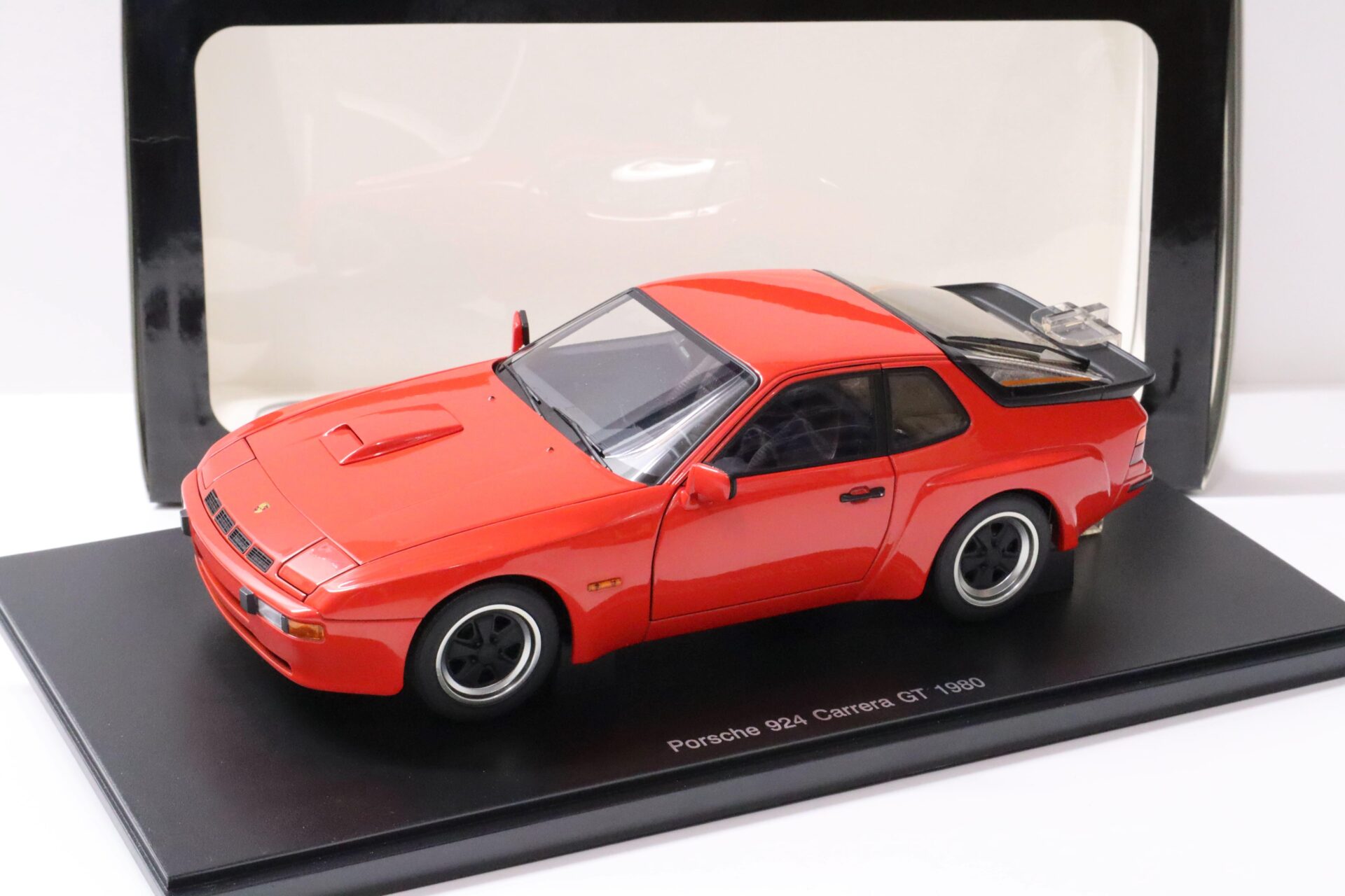 1:18 AUTOart Porsche 924 Carrera GT 1980 Guards red