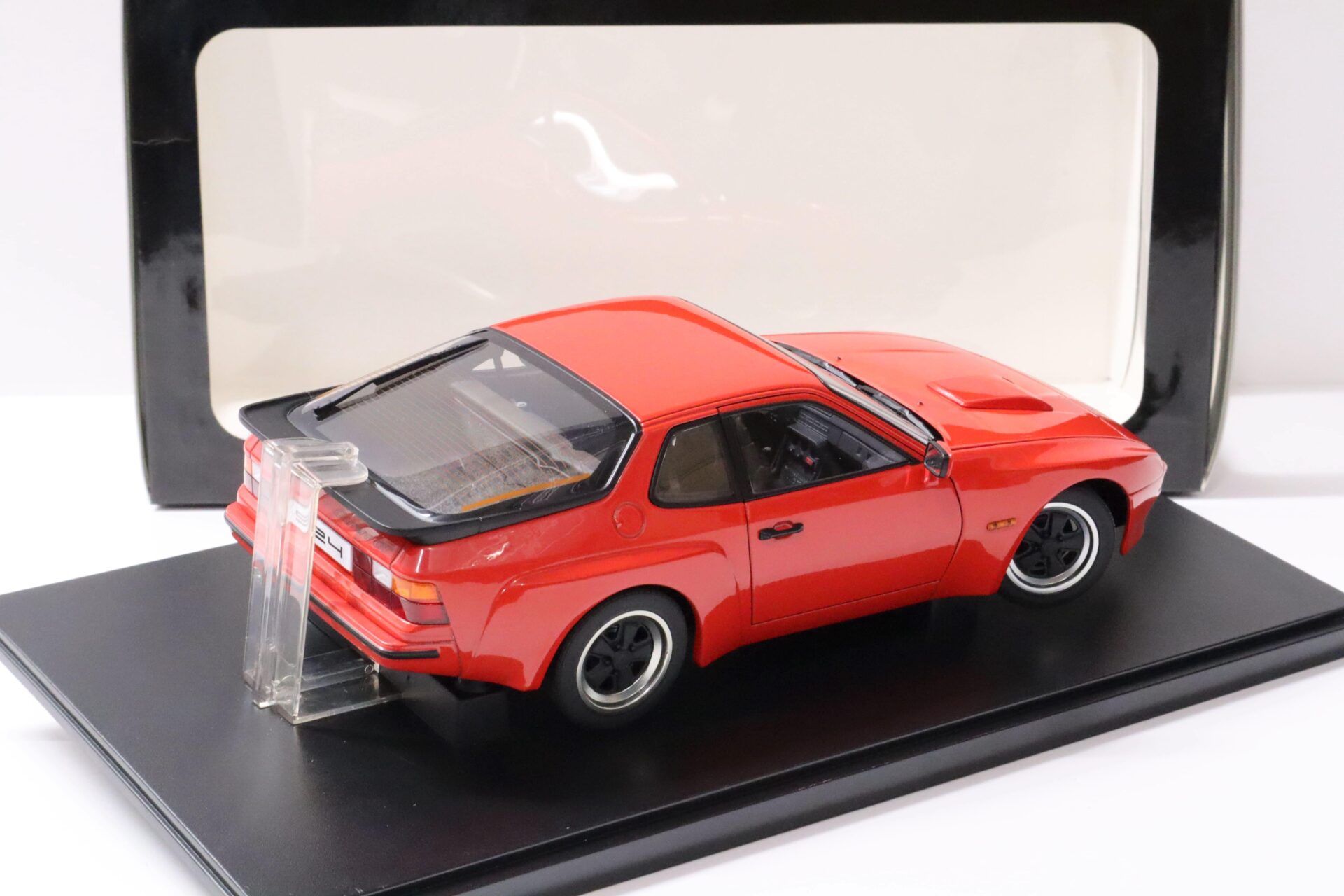 1:18 AUTOart Porsche 924 Carrera GT 1980 Guards red