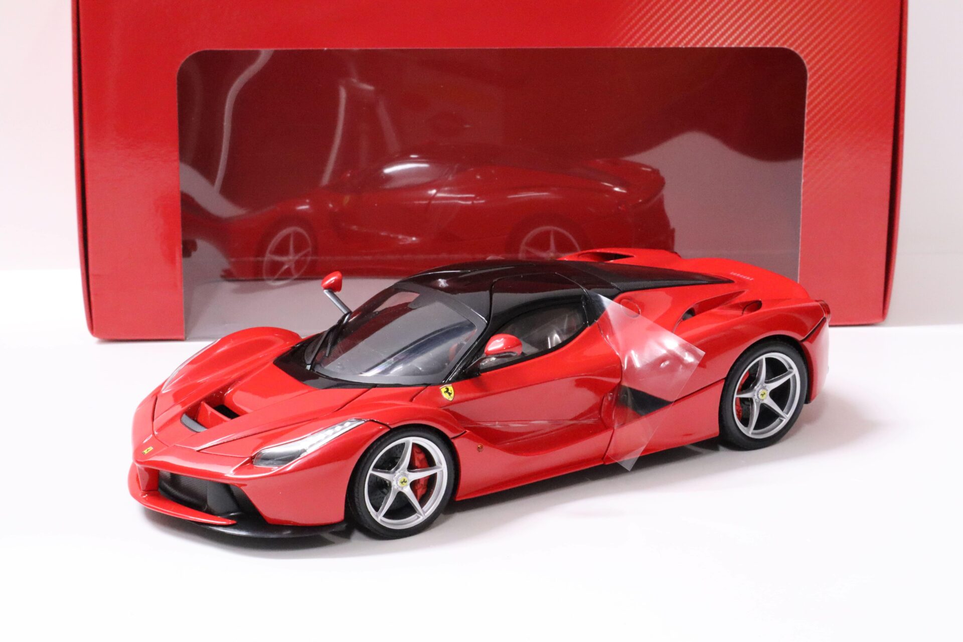ID 60276 orig.jpg 1:18 Hot Wheels Ferrari LaFerrari 2013 red BLY52