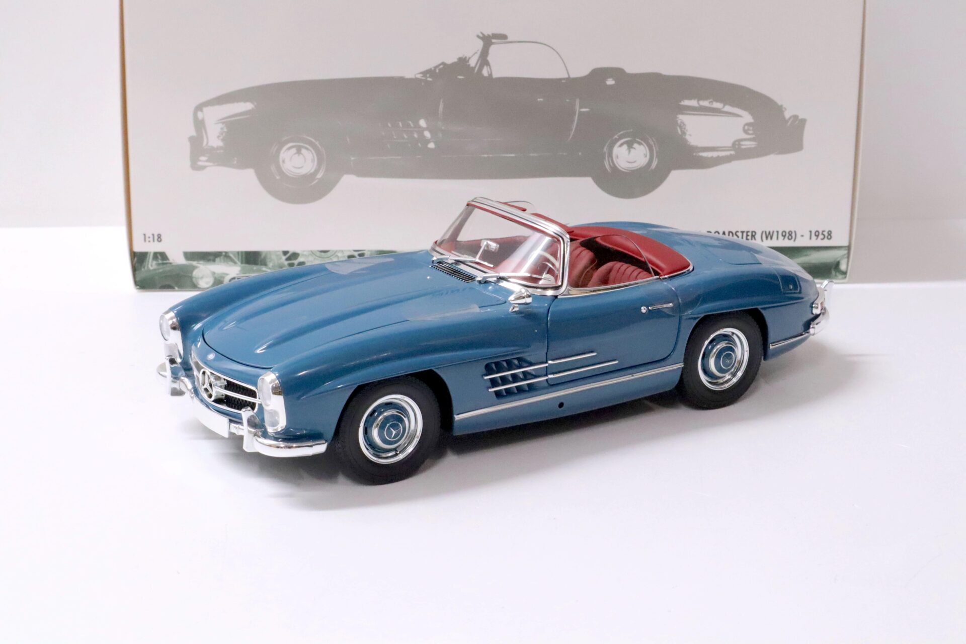 ID 60425 orig.jpg 1:18 Minichamps Mercedes 300SL Roadster (W198) blue 1958