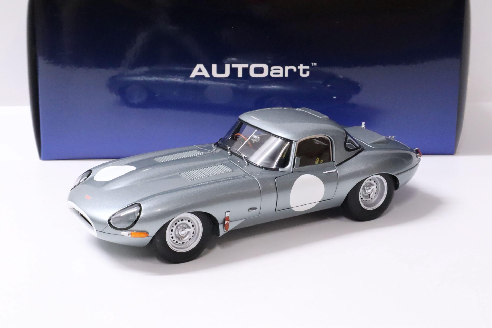 ID 60584 orig.jpg 1:18 AUTOart Jaguar E-Type Lightweight silver metallic with Hardtop 1963
