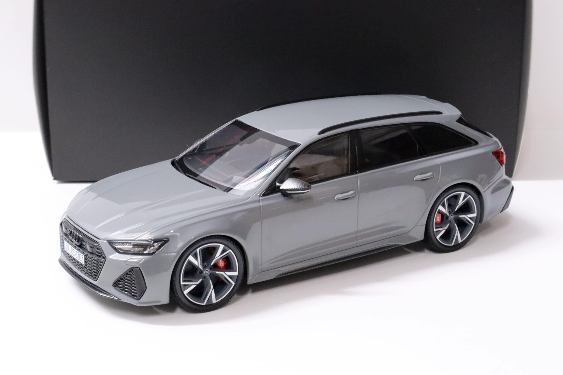 ID 60592 orig 1.jpg 1:18 Minichamps Audi RS6 Avant C8 Nardo grey DEALER VERSION