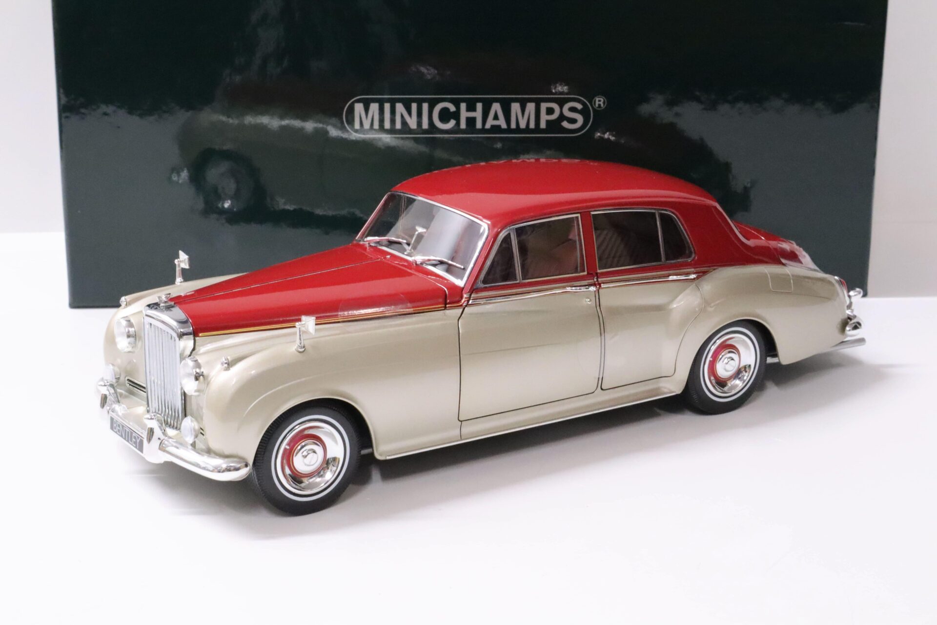 ID 60637 orig.jpg 1:18 Minichamps Bentley S2 Limousine beige/ dark red 1954