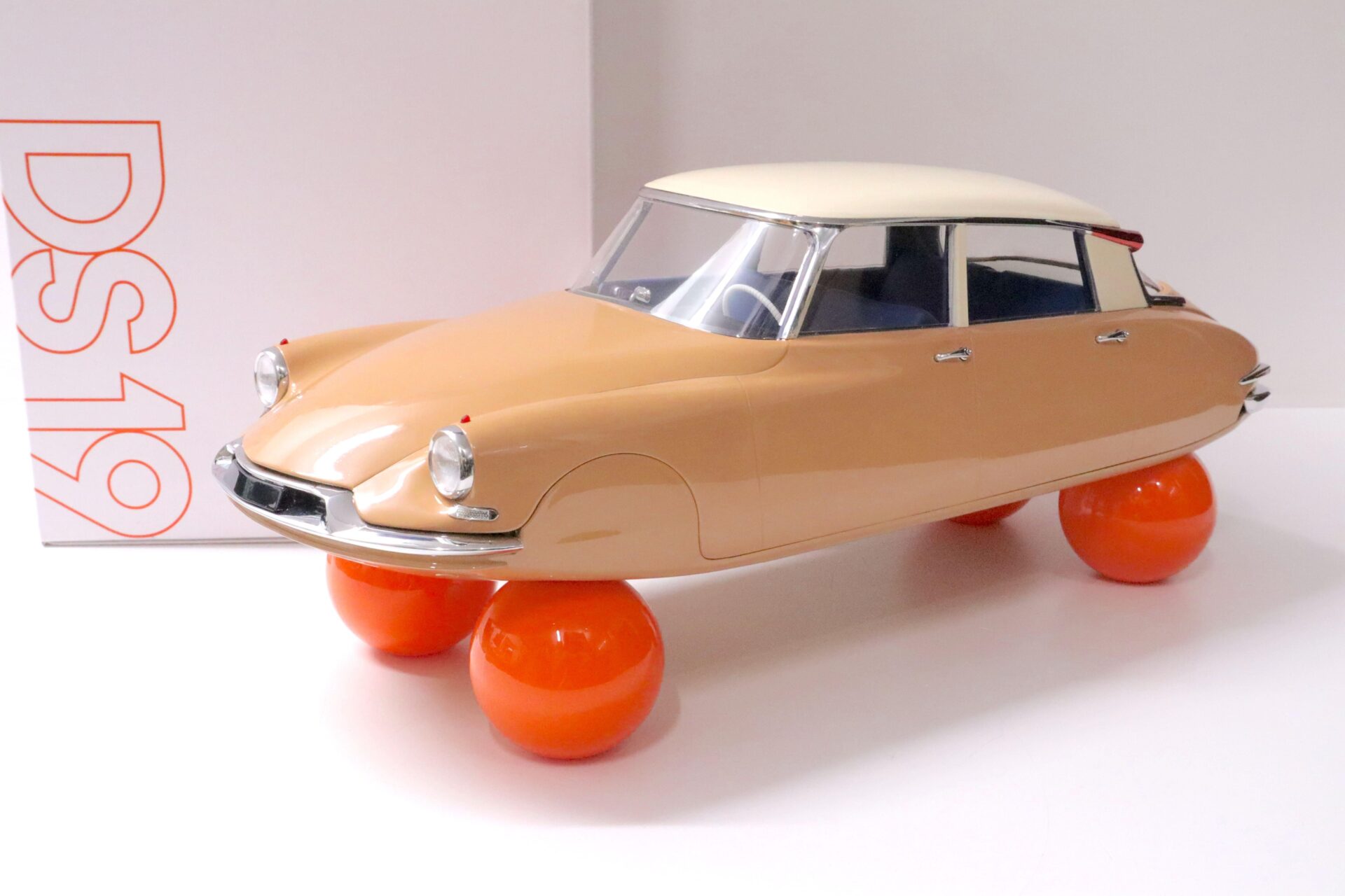 ID 60753 orig 1.jpg 1:12 Norev Citroen DS 19 Sur Ballons 1959 brown/ beige Ecaille Blonde