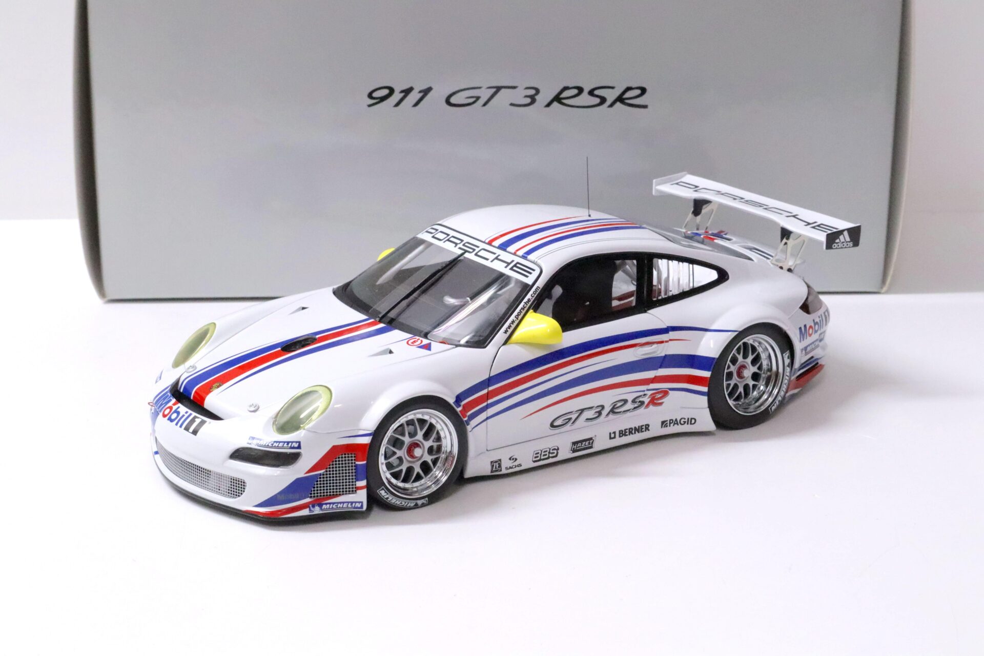 1:18 AUTOart Porsche 911 (997) GT3 RSR Präsentation ALMS DEALER