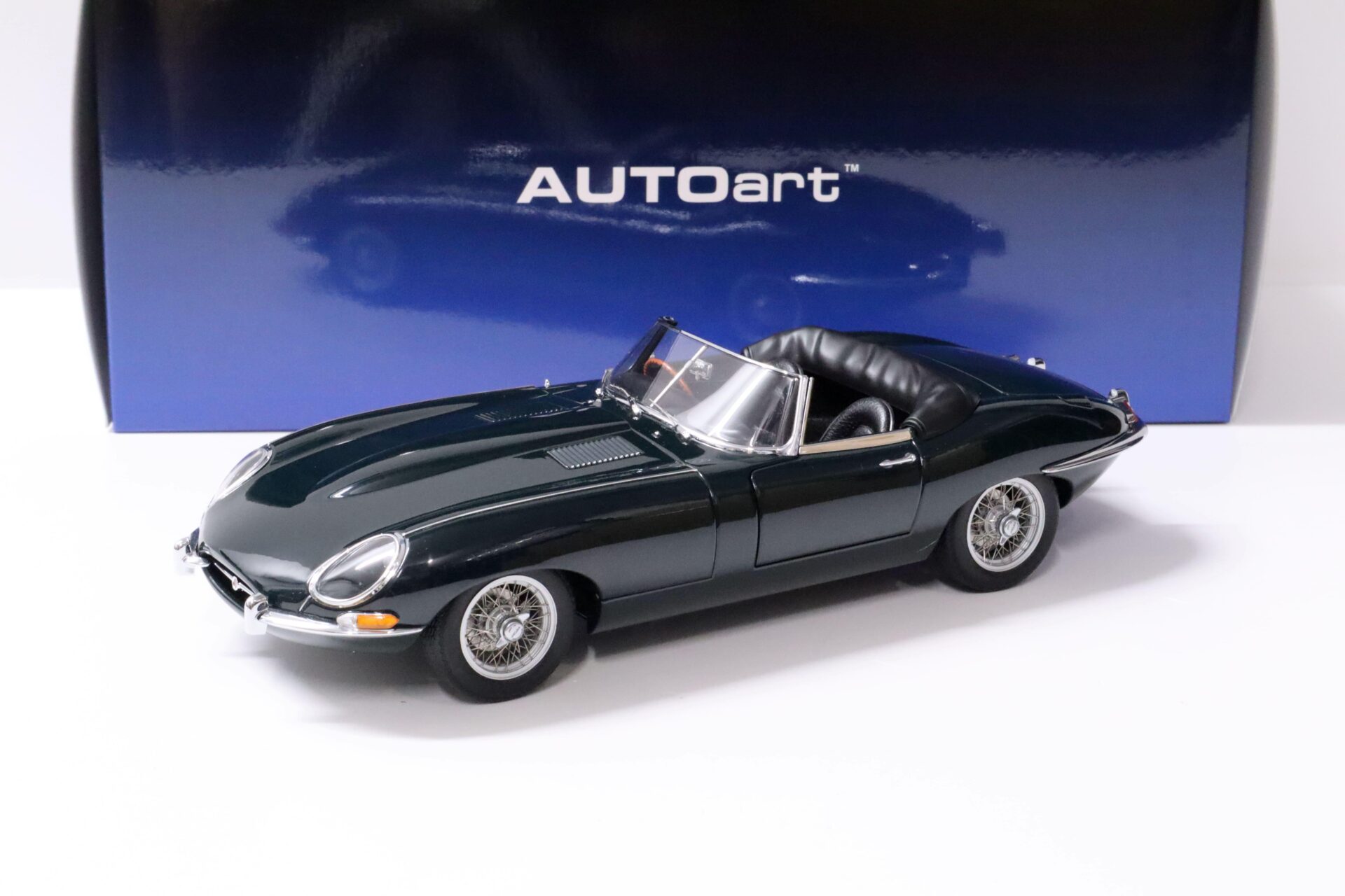 ID 60997 orig 1.jpg 1:18 AUTOart Jaguar E-Type Roadster Series I 3.8 British Racing green