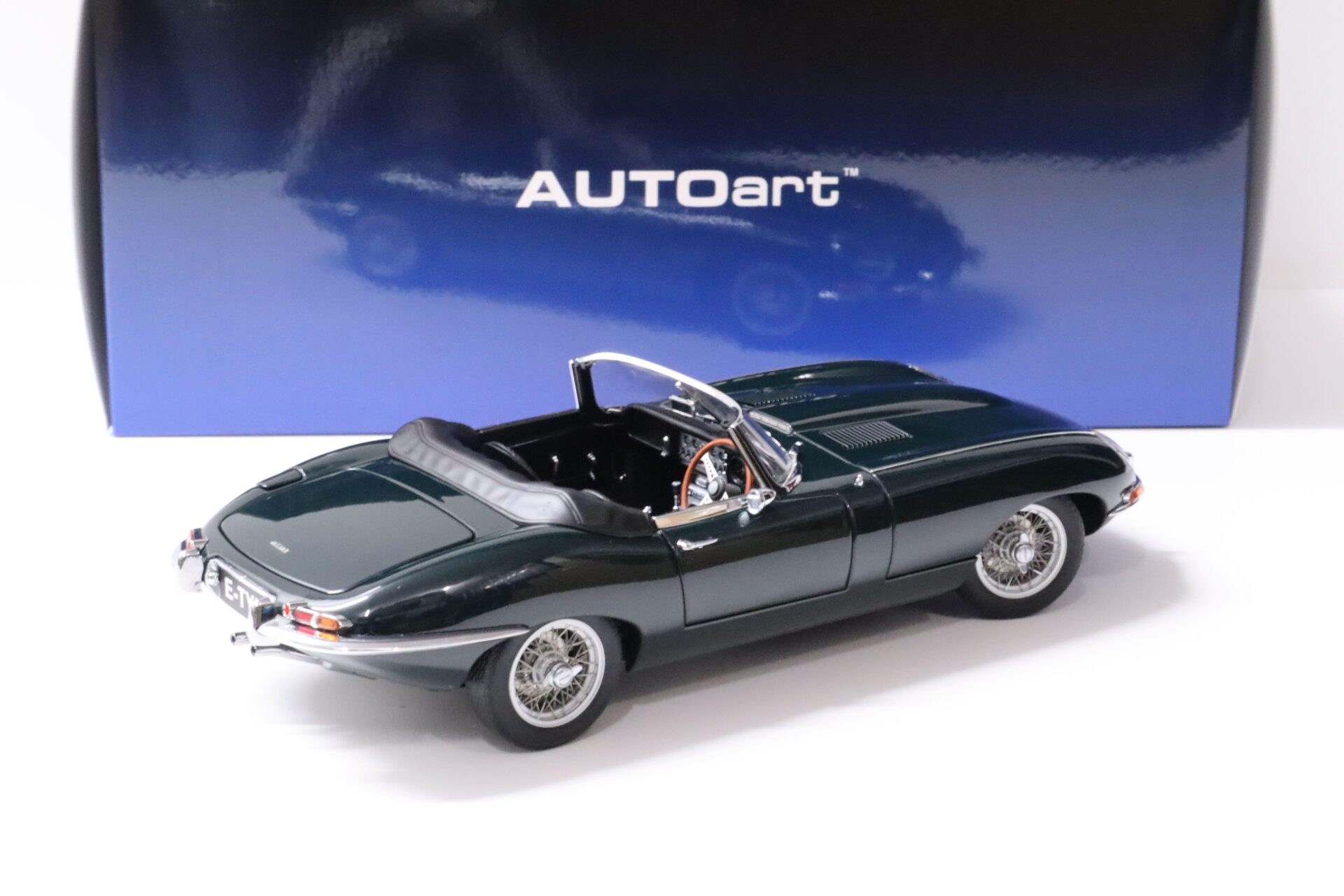1:18 AUTOart Jaguar E-Type Roadster Series I 3.8 British Racing green