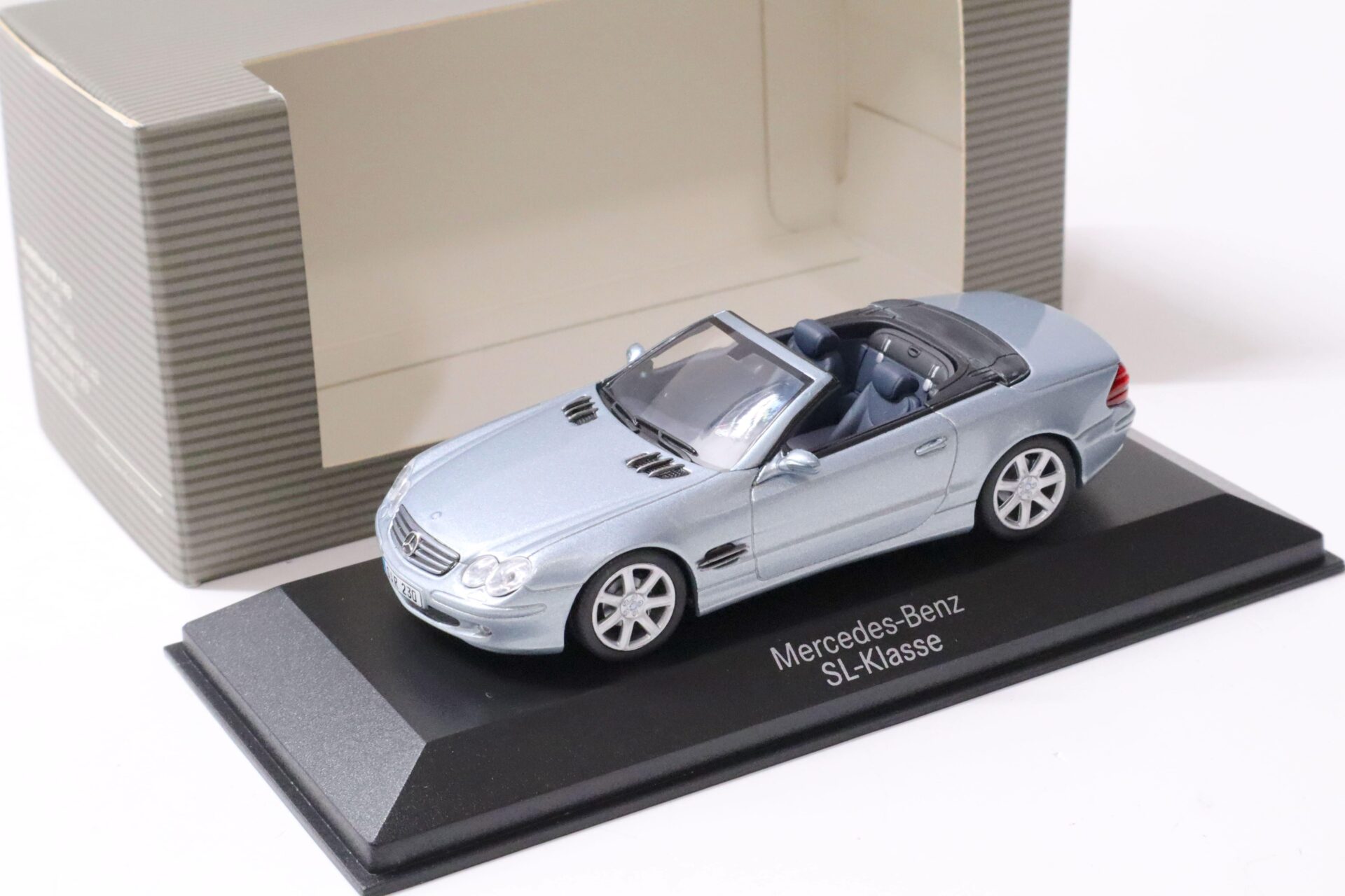 ID 61134 orig 1.jpg 1:43 Minichamps Mercedes SL Convertible R230 tellurium silver DEALER VERSION