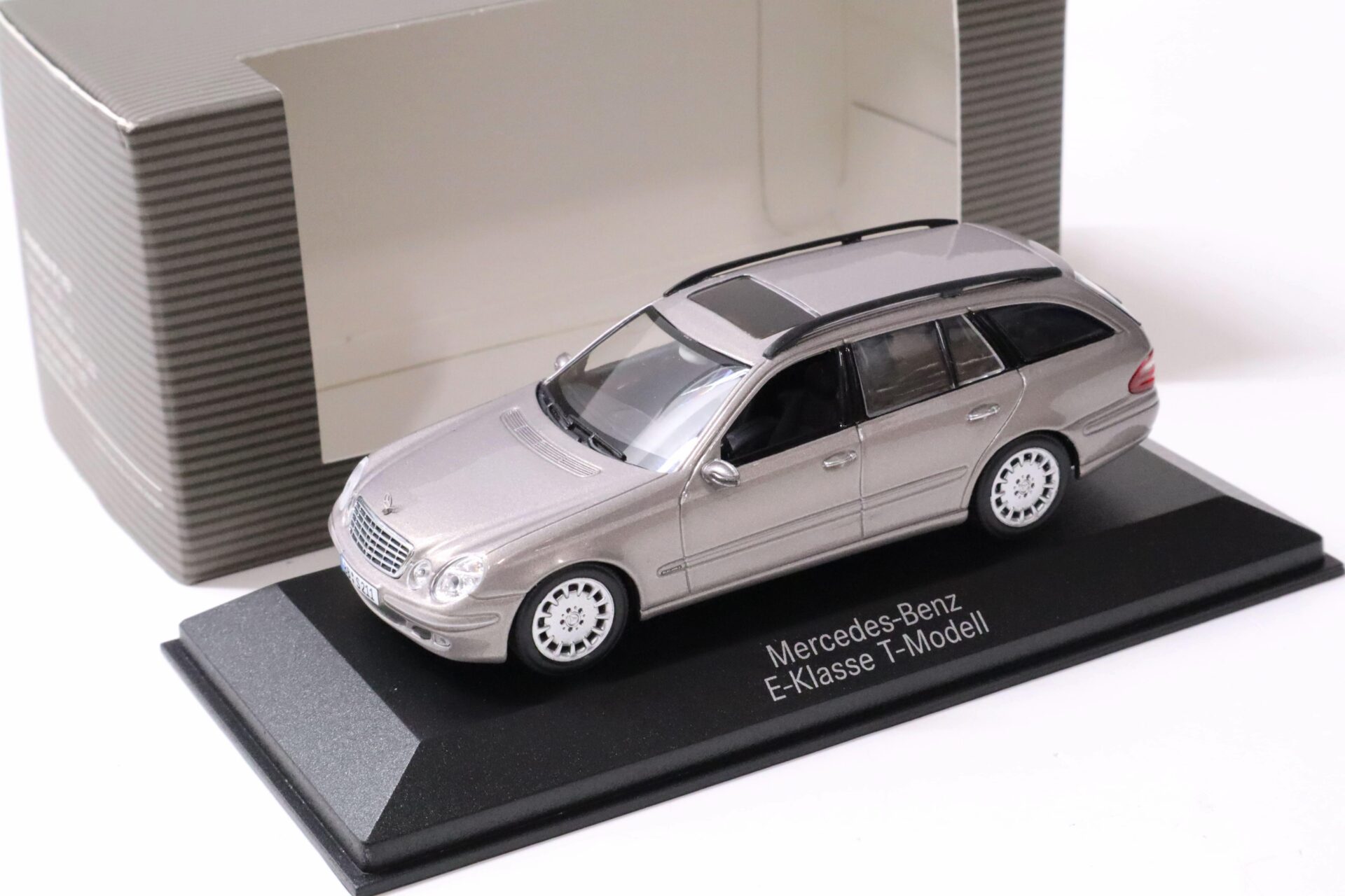 ID 61137 orig.jpg 1:43 Minichamps Mercedes E-Klasse T-Modell W211 cubanite silver DEALER VERSION