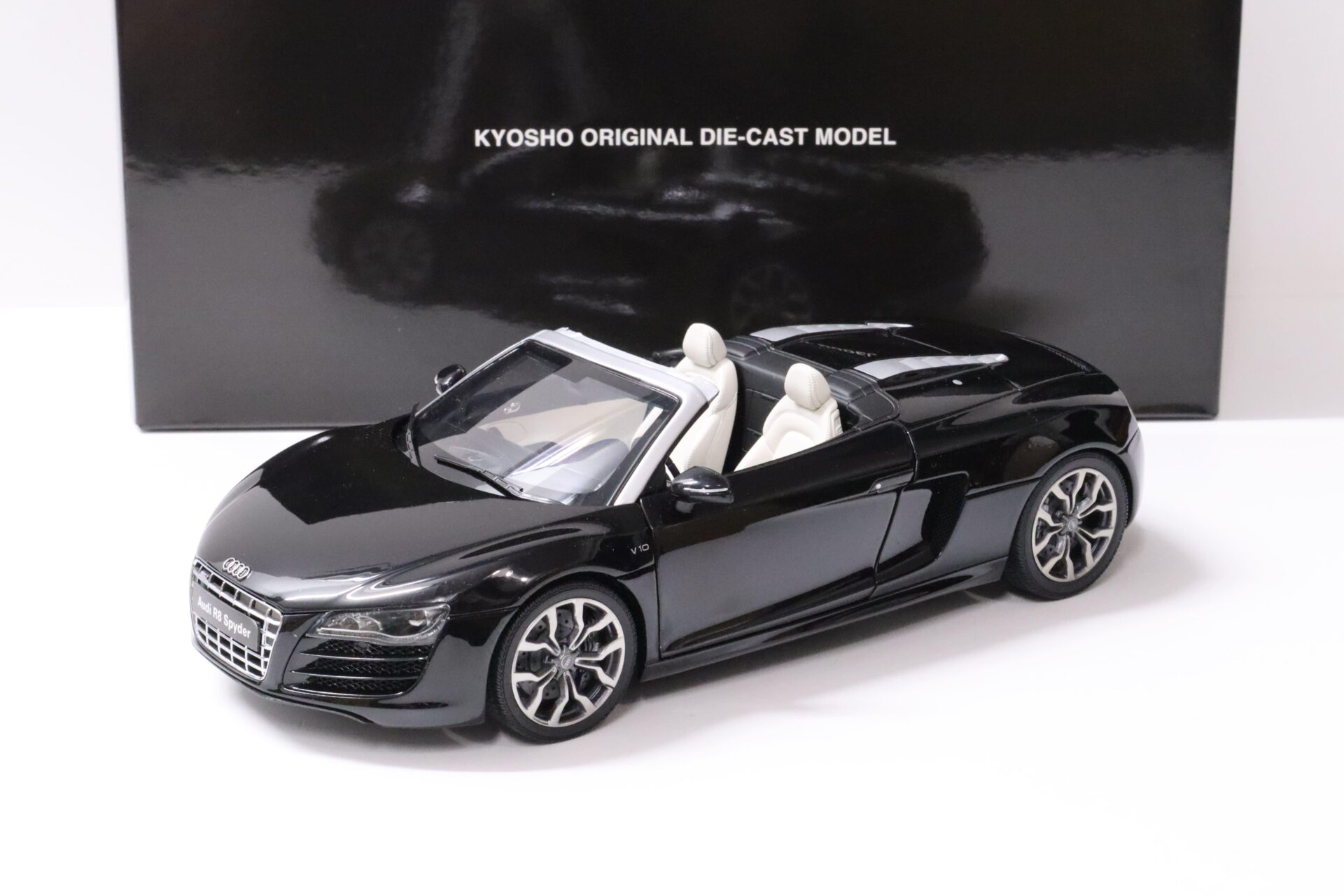 ID 61189 orig 1.jpg 1:18 Kyosho Audi R8 V10 Spyder Phantom black