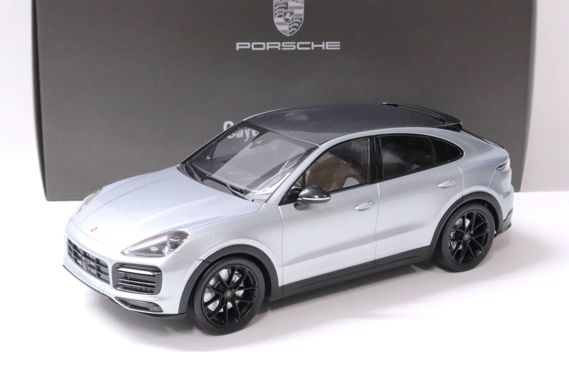 1:18 Norev Porsche Cayenne S Coupe Sport Paket dolomit silver DEALER VERSION