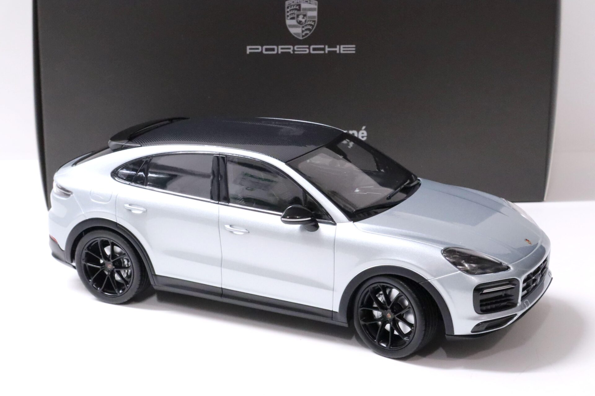 1:18 Norev Porsche Cayenne S Coupe Sport Paket dolomit silver DEALER VERSION