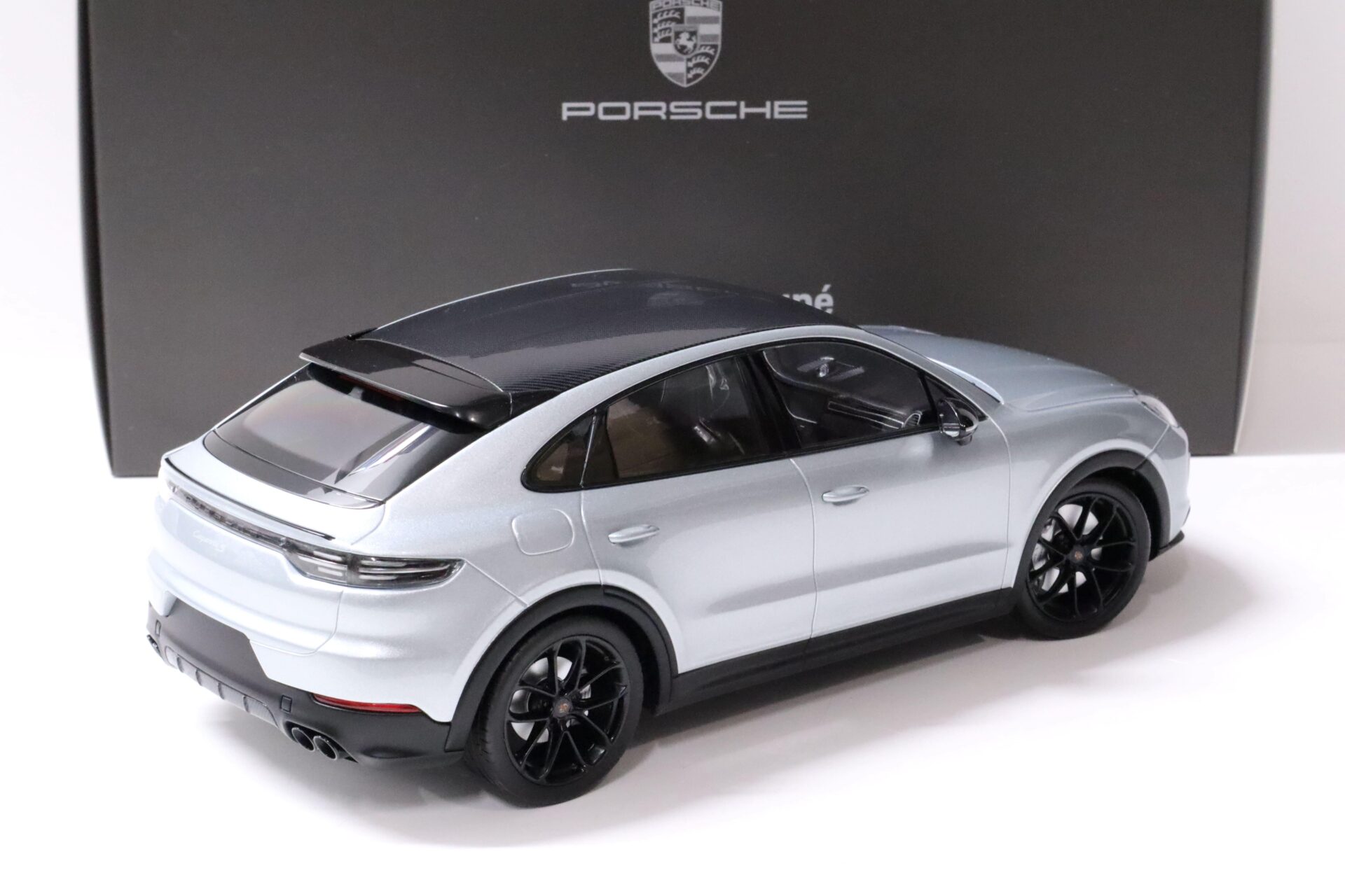 1:18 Norev Porsche Cayenne S Coupe Sport Paket dolomit silver DEALER VERSION