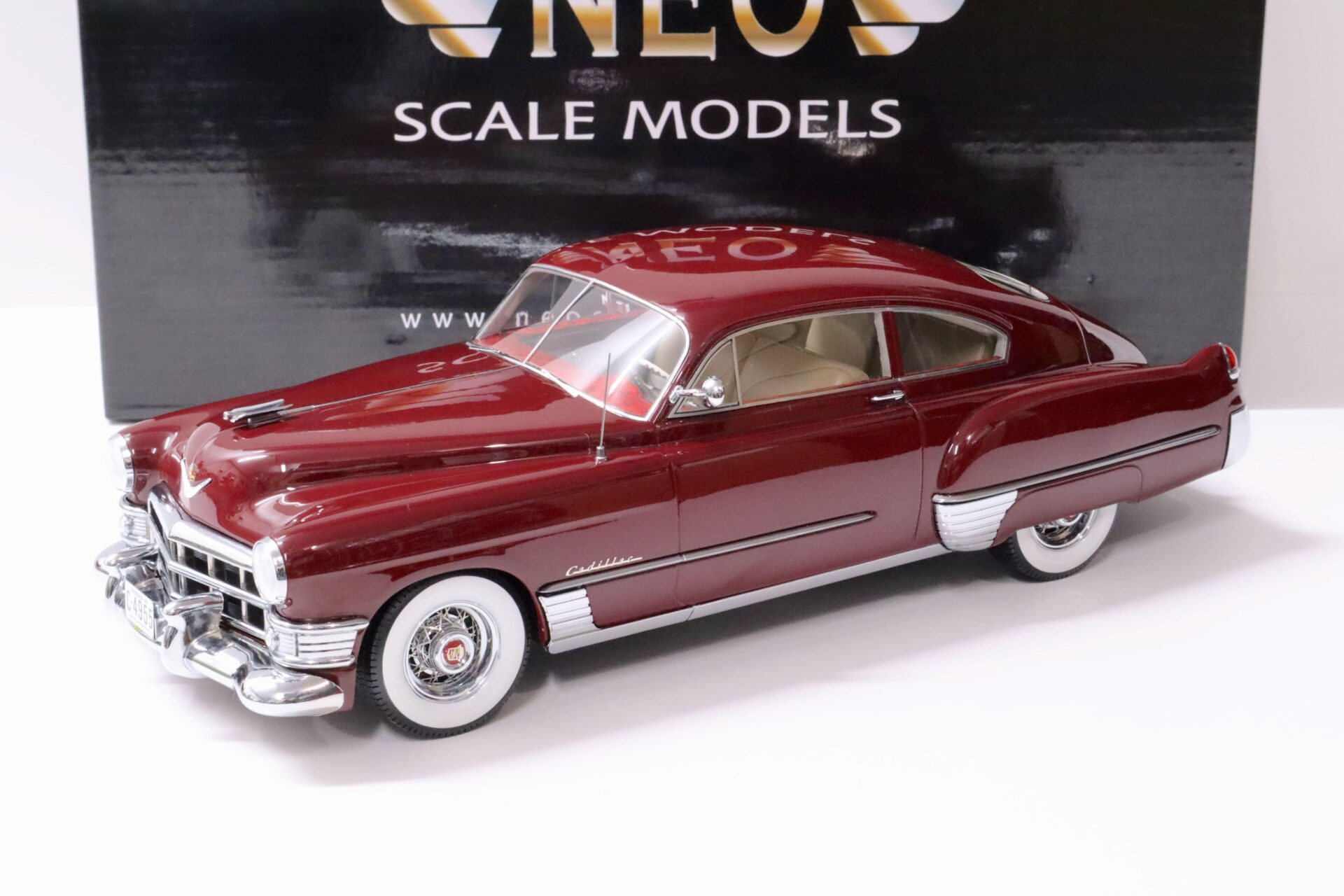 ID 61438 orig 1.jpg 1:18 NEO Cadillac Series 62 Club Coupe Sedanette 1949 dark red