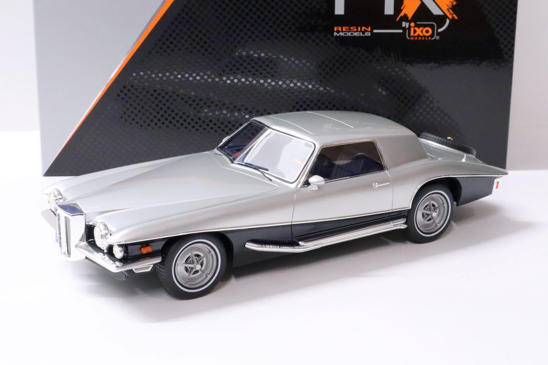 ID 61454 orig 1.jpg 1:18 PremiumX Stutz Blackhawk Coupe 2-Tones silver/ black 1971