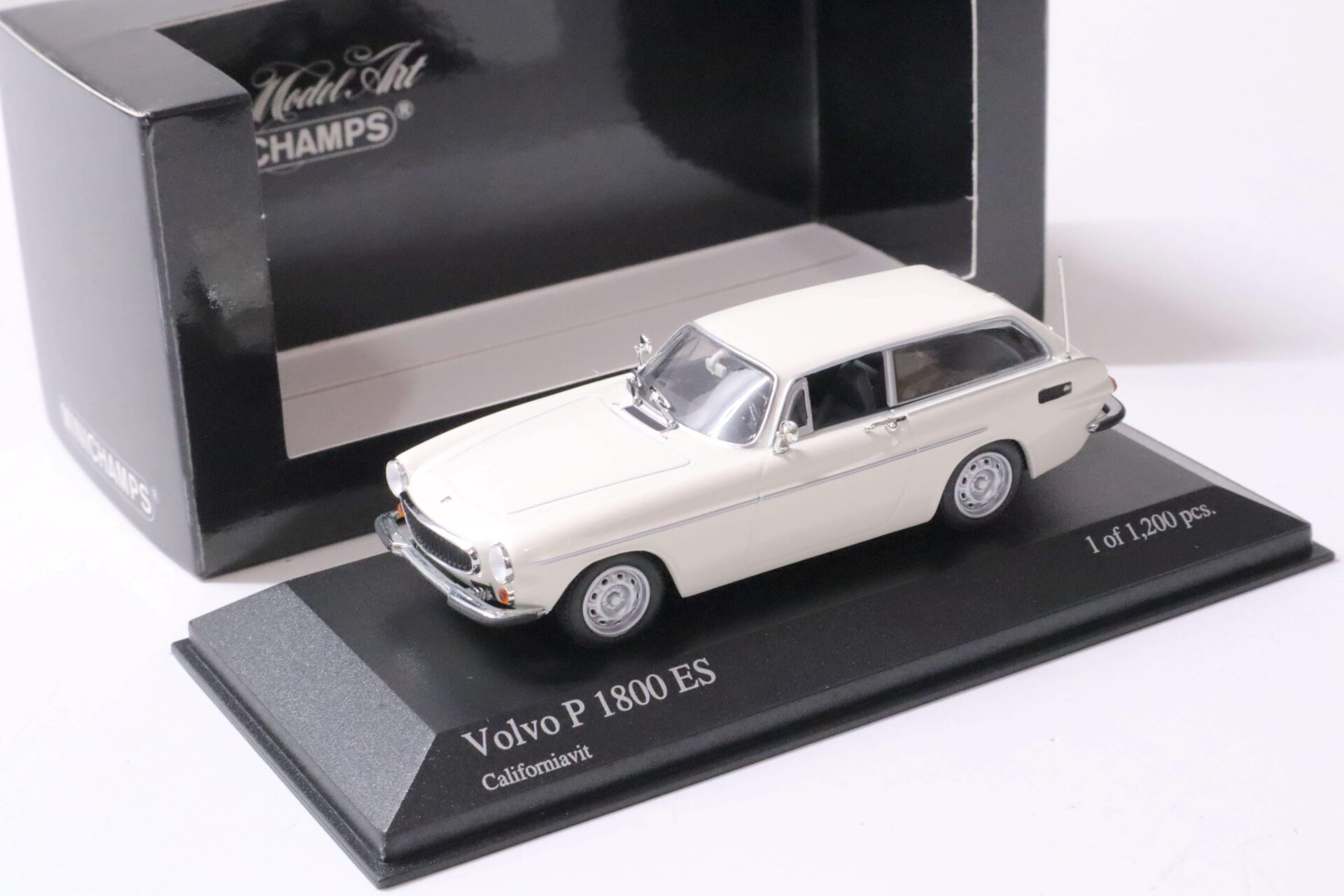 ID 61558 orig.jpg 1:43 Minichamps Volvo P1800 ES Estate 1971 Californiavit white
