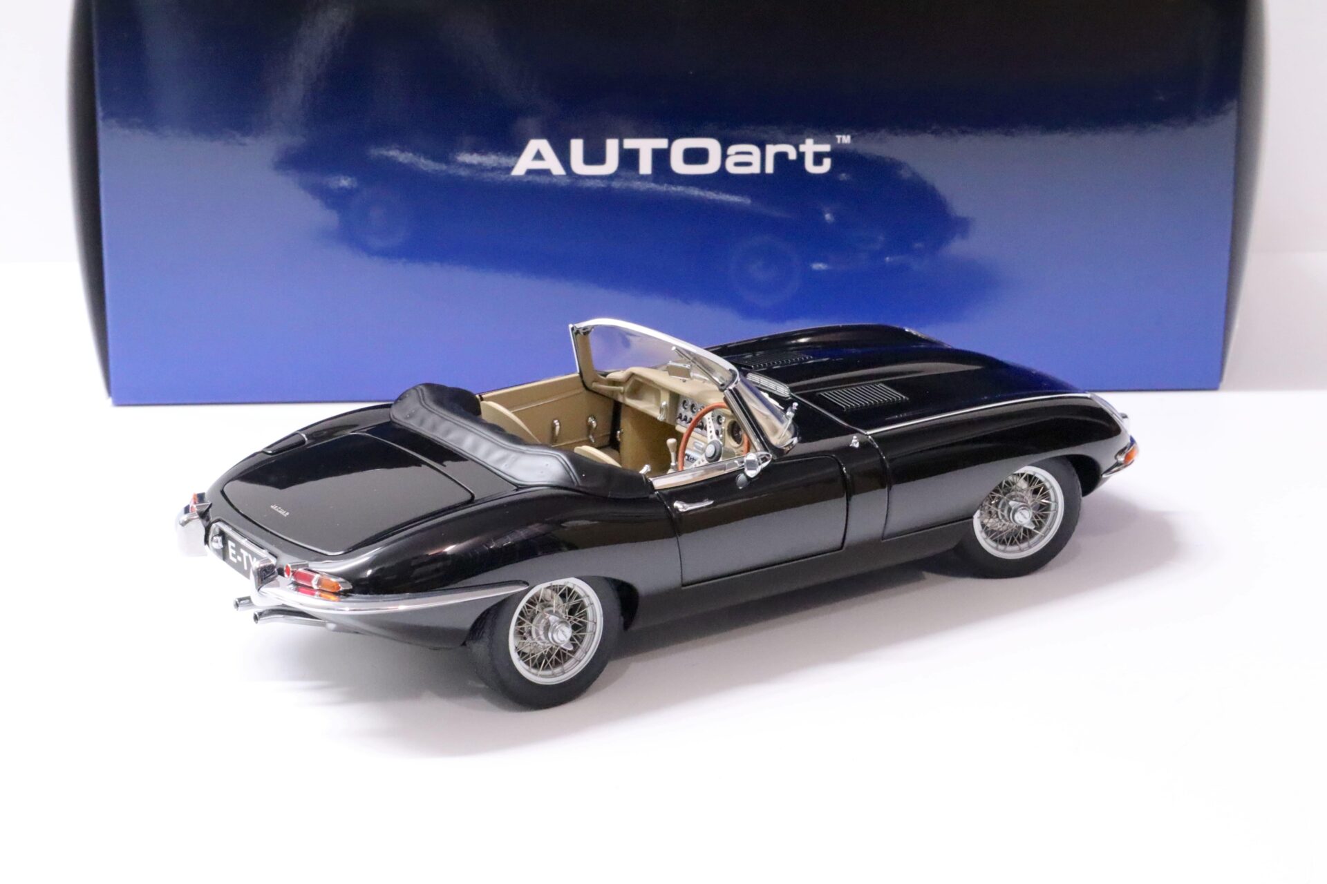 1:18 AUTOart Jaguar E-Type Roadster Series I 3.8 black Die-Cast 73605