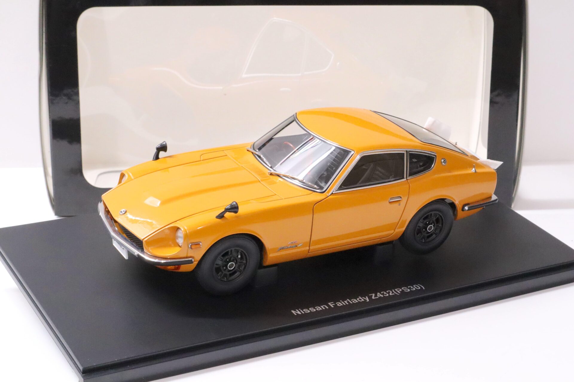 ID 61791 orig.jpg 1:18 AUTOart Nissan Fairlady Z432 (PS30) Coupe RHD orange