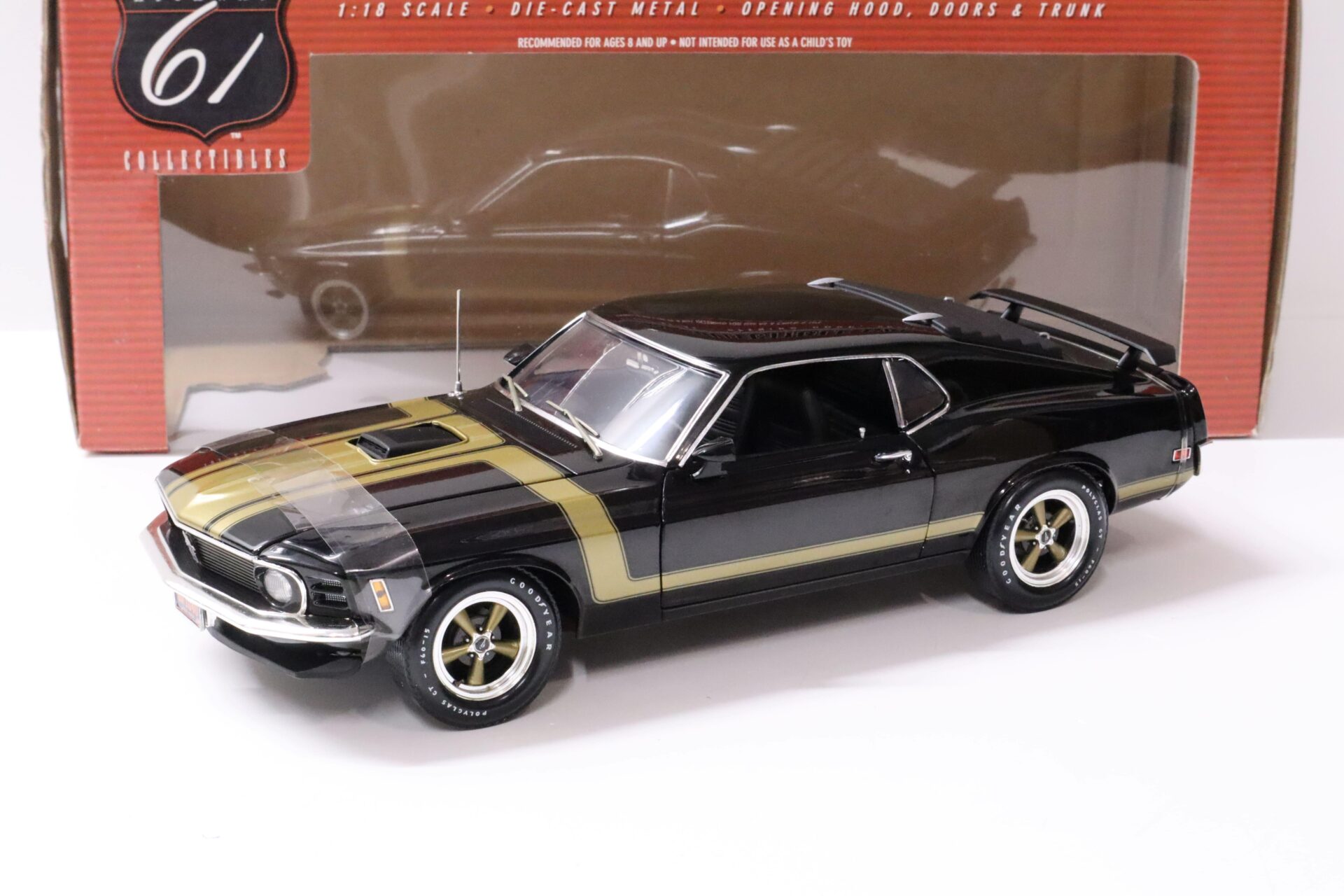 ID 61879 orig 1.jpg 1:18 Highway61 Ford Mustang Boss 302 Coupe black/ gold stripes