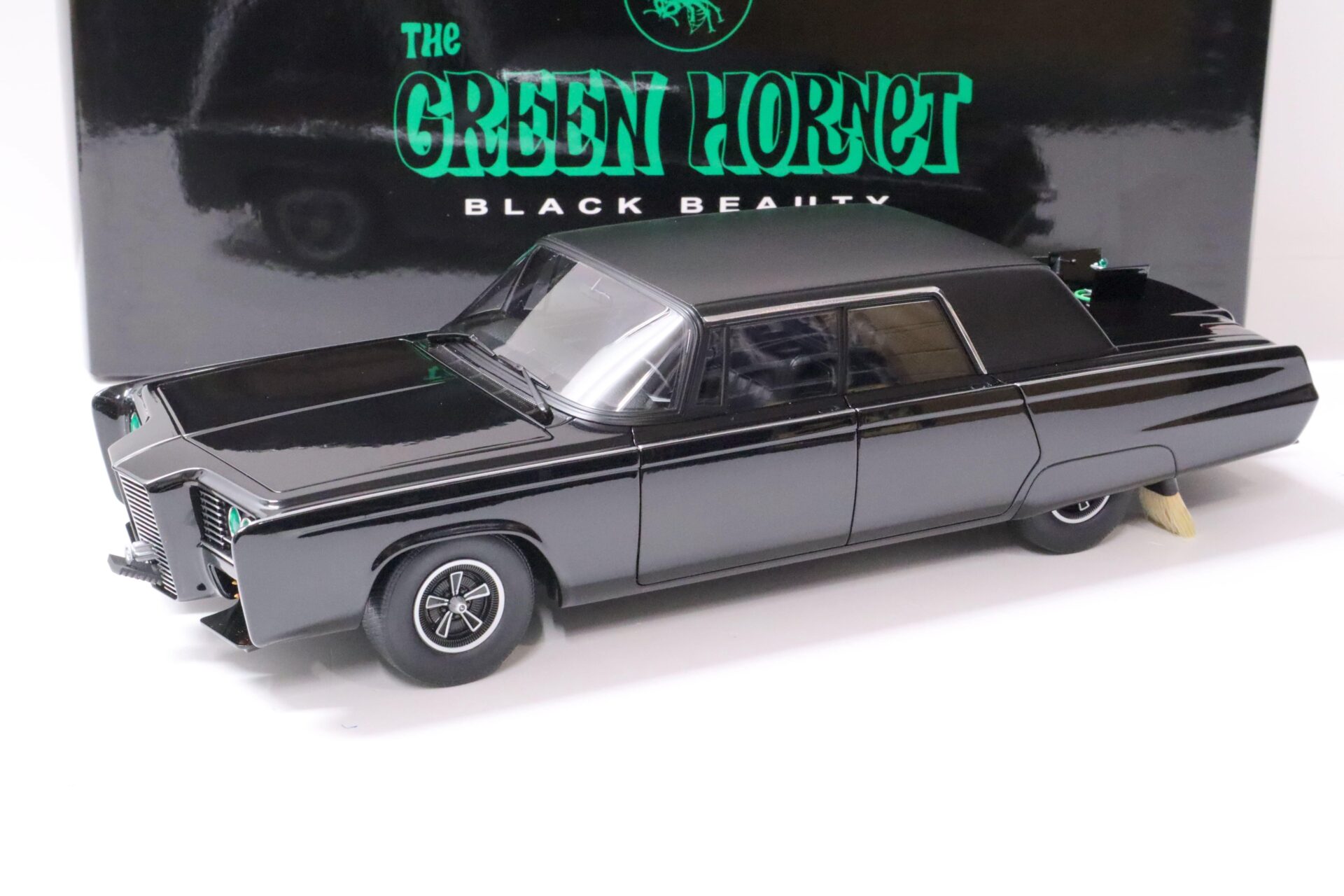 ID 61911 orig.jpg 1:18 AUTOart Chrysler Imperial 1965 Black Beauty - The Green Hornet 71546