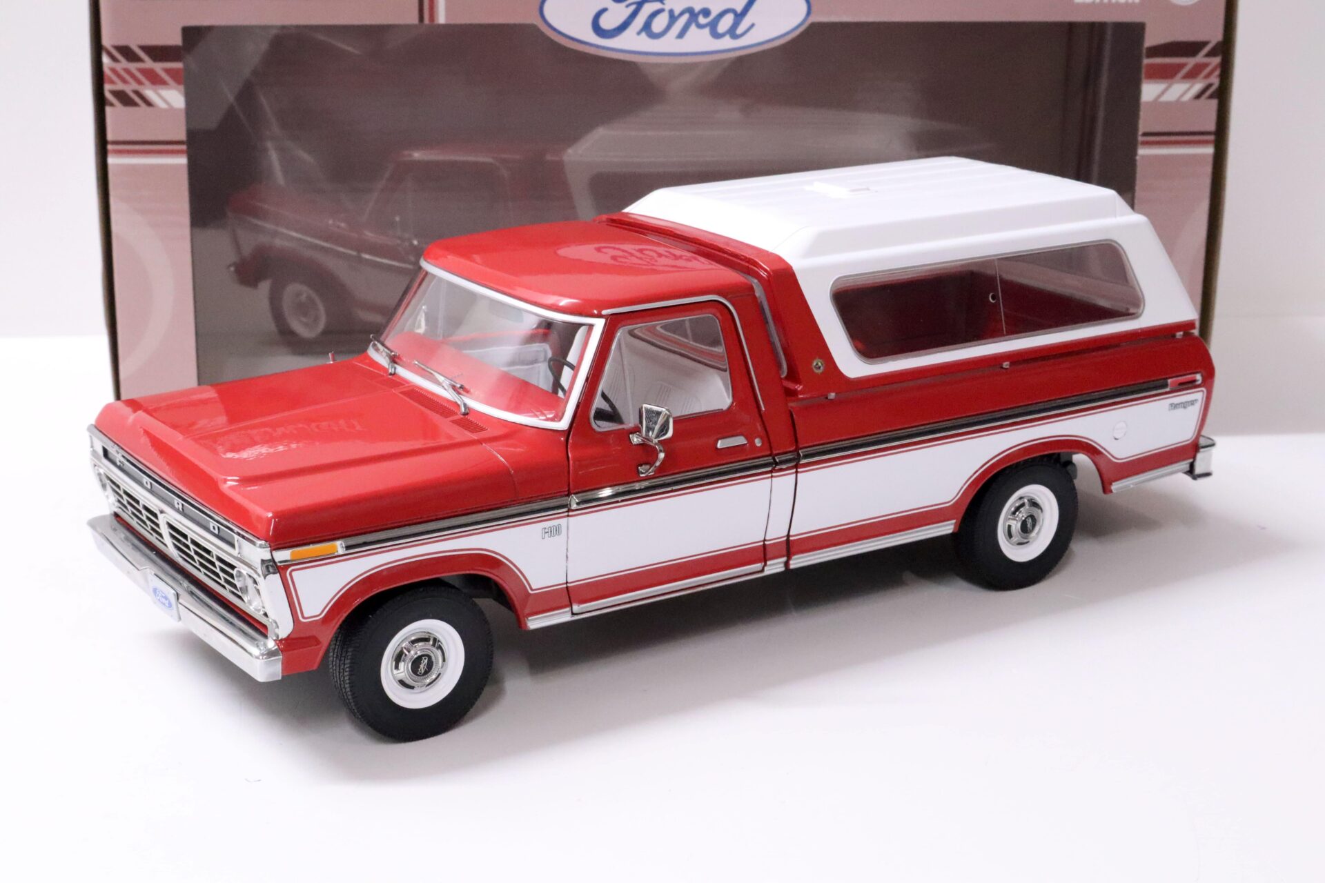ID 62112 orig 1.jpg 1:18 Greenlight Ford F-100 Pick Up with removable Hardtop red/ white 1975