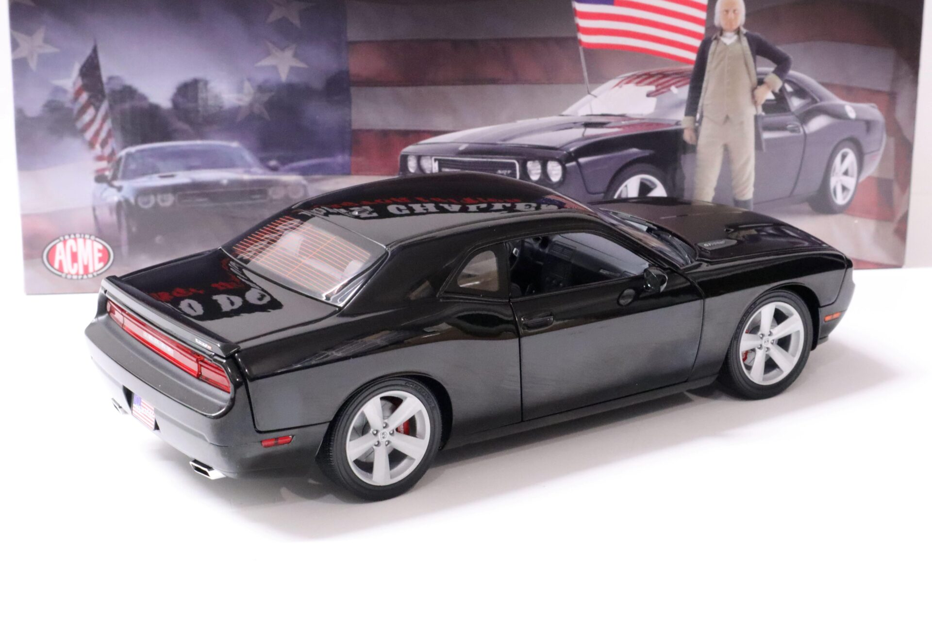1:18 ACME 2010 Dodge Challenger SRT8 Coupe black + George Washington Figure
