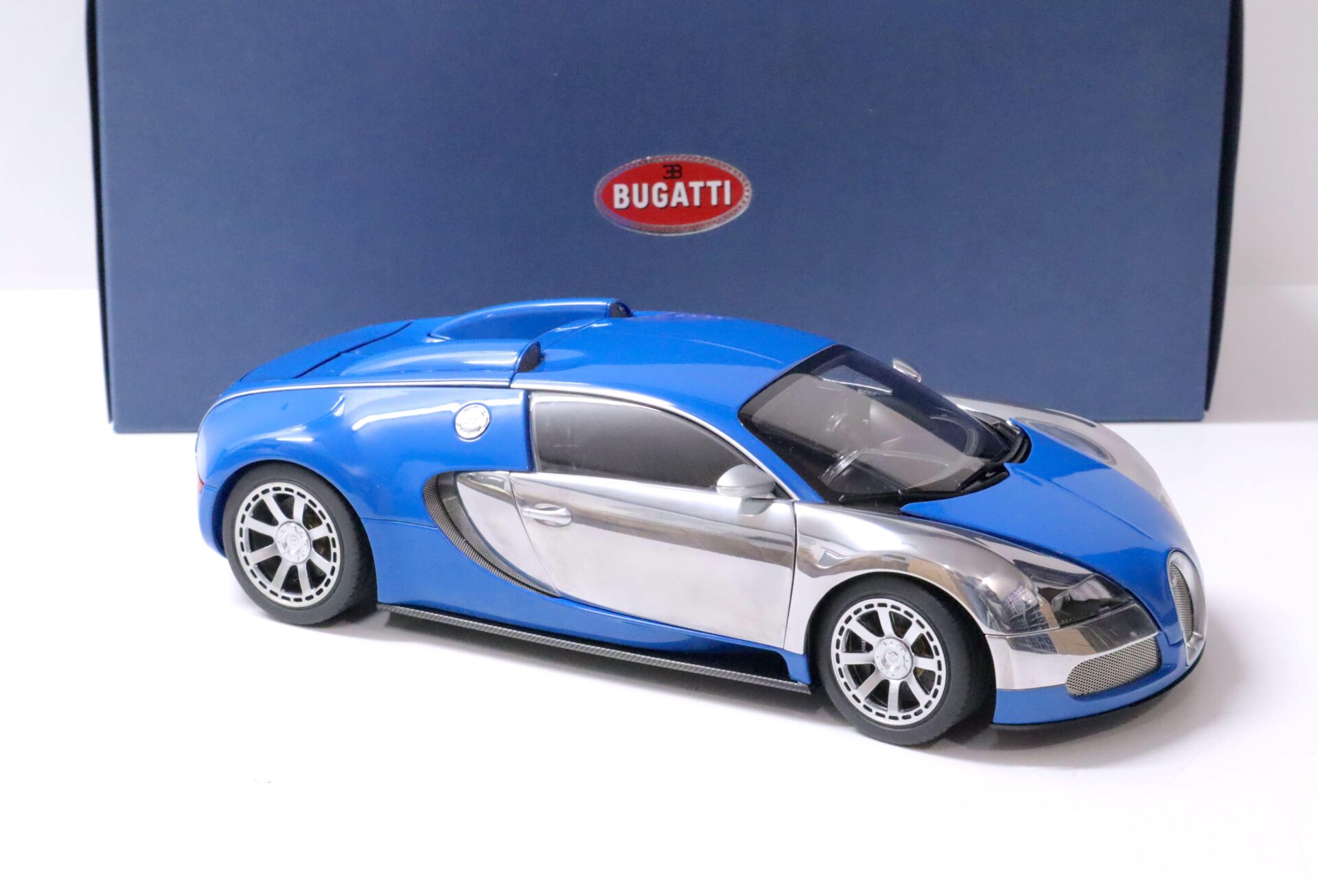 1:18 AUTOart Bugatti Veyron L´Edition Centenaire French blue/ Jean-Pierre Wimille