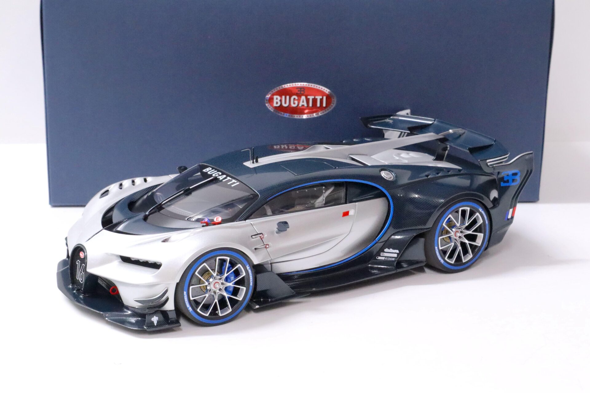 ID 62360 orig 1.jpg 1:18 AUTOart Bugatti Vision Gran Turismo Argent silver/ blue Carbon 2015