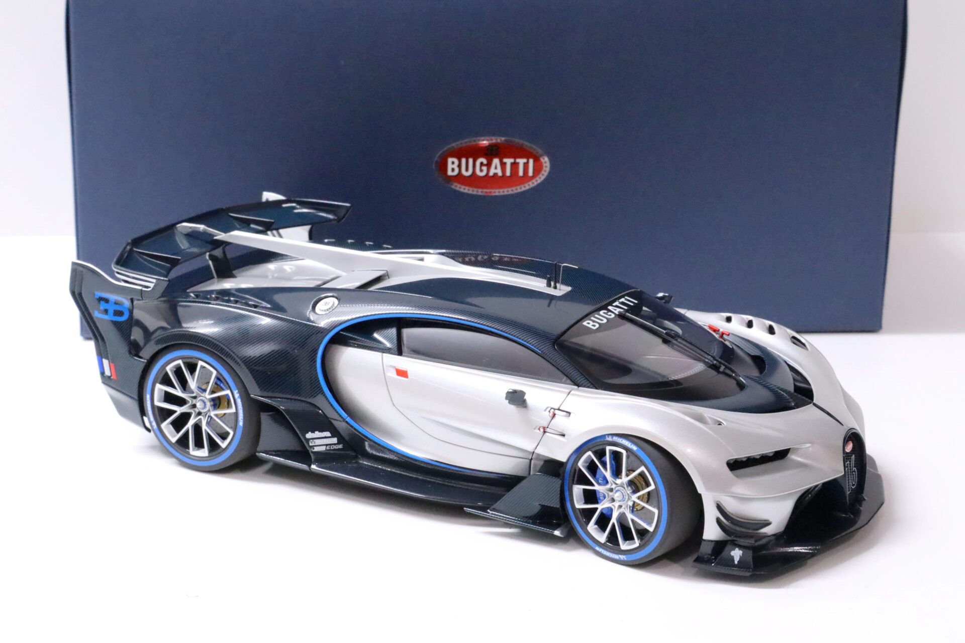 1:18 AUTOart Bugatti Vision Gran Turismo Argent silver/ blue Carbon 2015