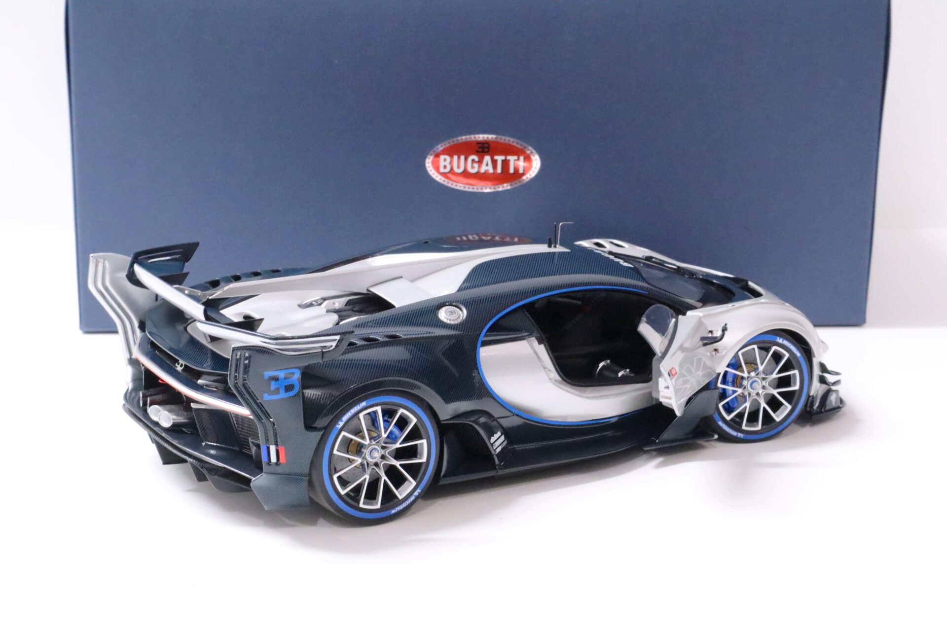 1:18 AUTOart Bugatti Vision Gran Turismo Argent silver/ blue Carbon 2015