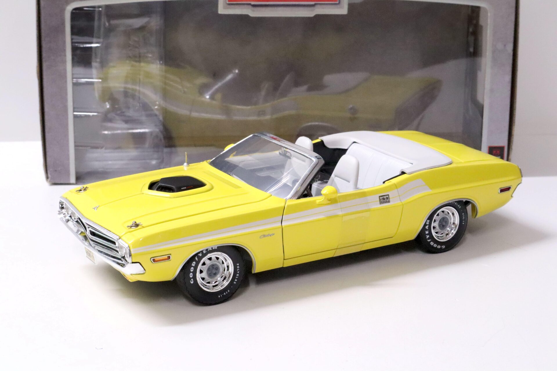 ID 62401 orig 1.jpg 1:18 Greenlight 1971 Dodge Challenger Convertible Muscle Car Garage yellow