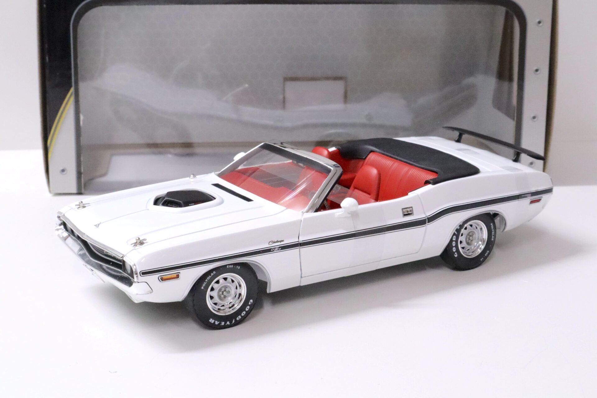 ID 62405 orig 1.jpg 1:18 Greenlight 1970 Dodge Challenger R/T Convertible white