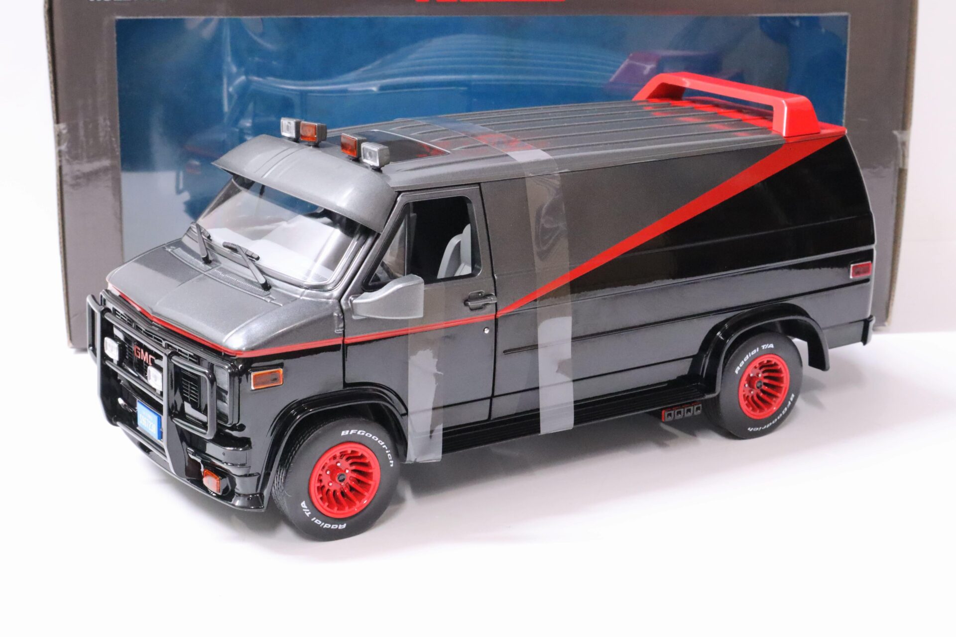 ID 62409 orig 1.jpg 1:18 Greenlight 1983 GMC Vandura *THE A-TEAM* Van Bus black/ grey/ red