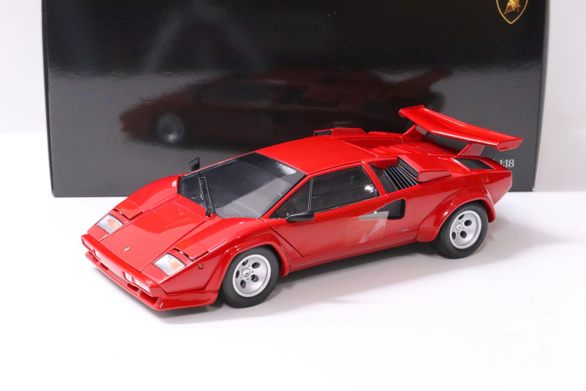 ID 62561 orig 1.jpg 1:18 Kyosho Lamborghini Countach LP500S Coupe red 08320B