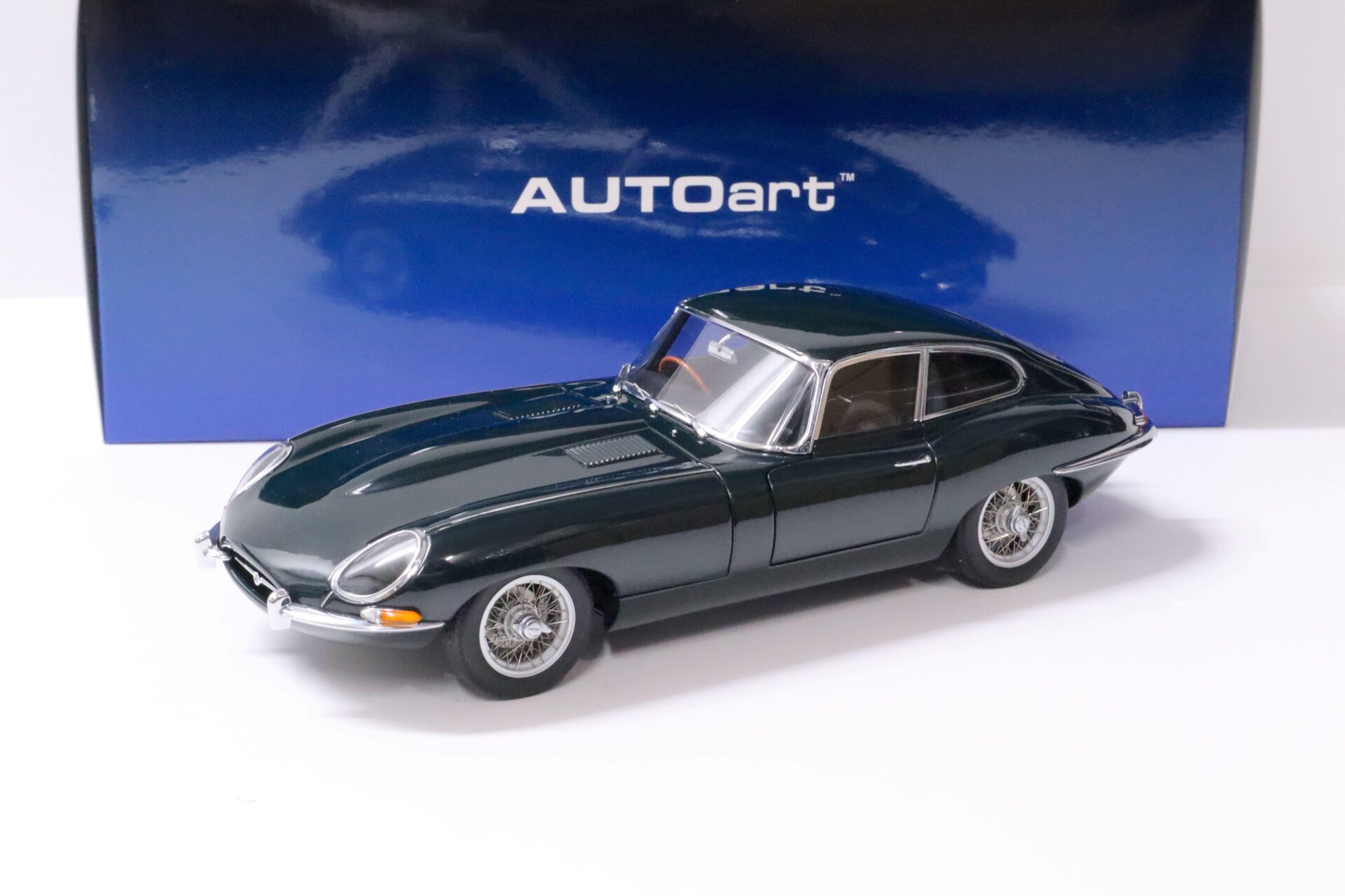 ID 62569 orig 1.jpg 1:18 AUTOart Jaguar E-Type Coupe Series I 3.8 green