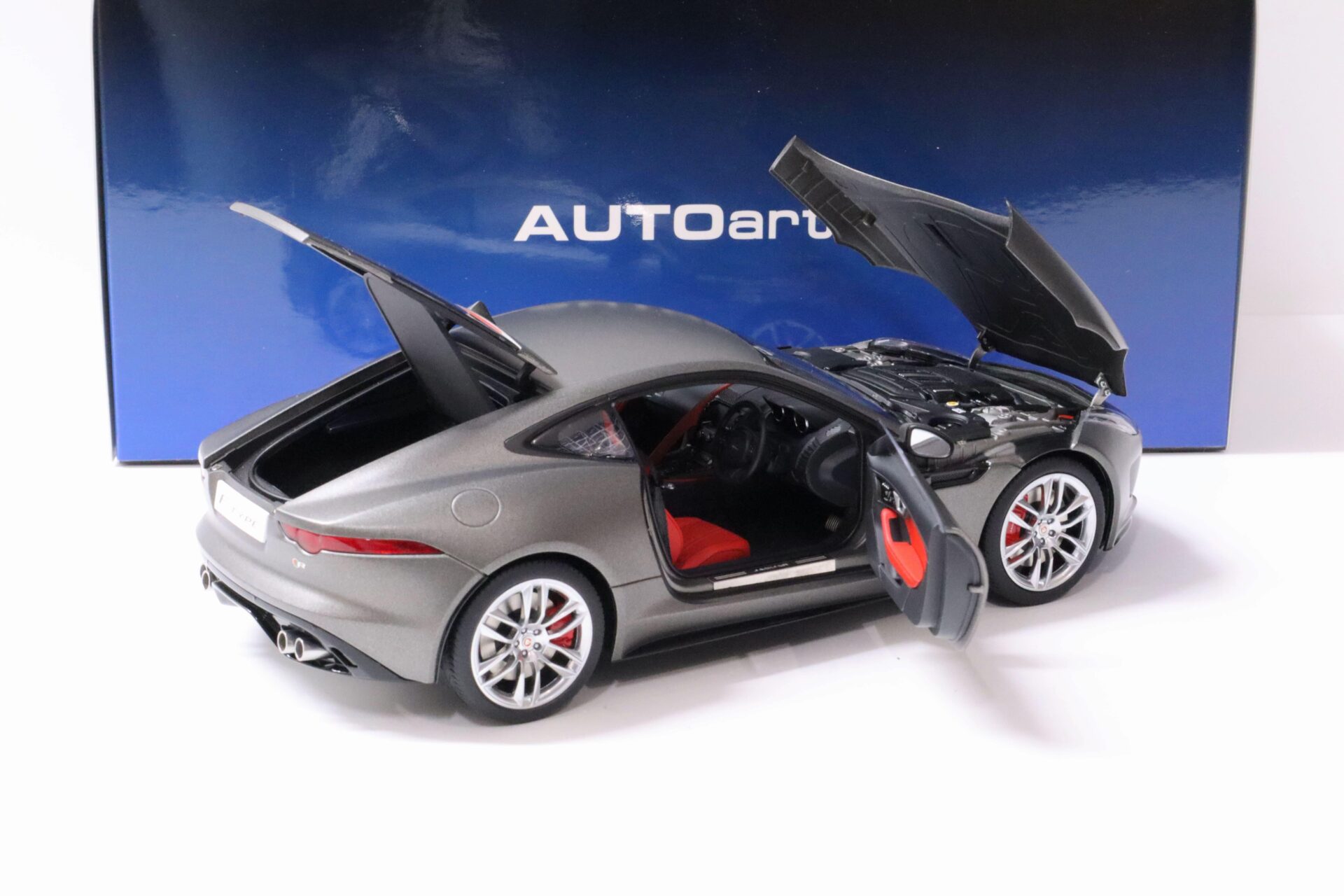 1:18 AUTOart Jaguar F-Type R Coupe matt grey/ red 73654