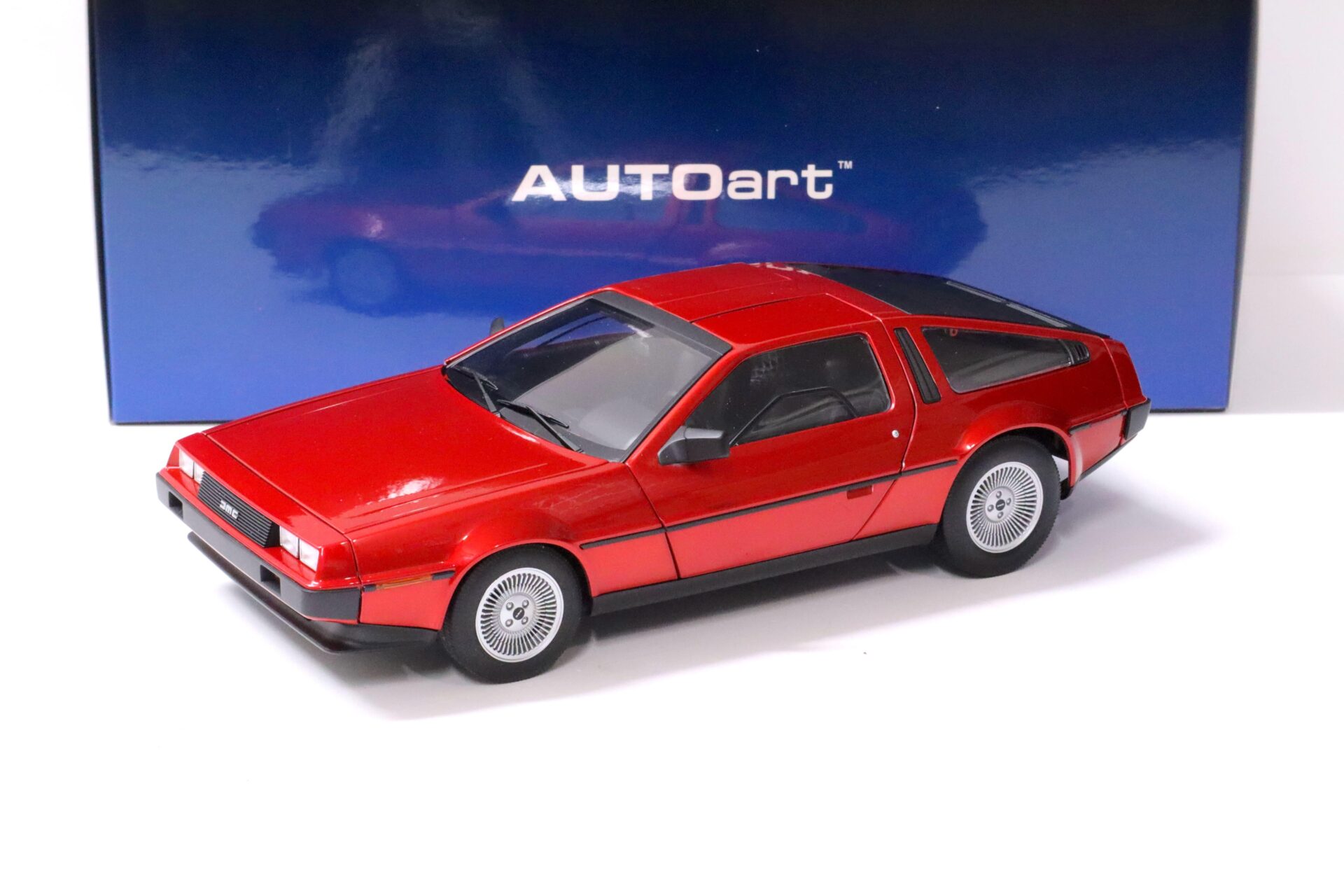 ID 62881 orig 1.jpg 1:18 AUTOart Delorean DMC-12 Coupe metallic red 1981