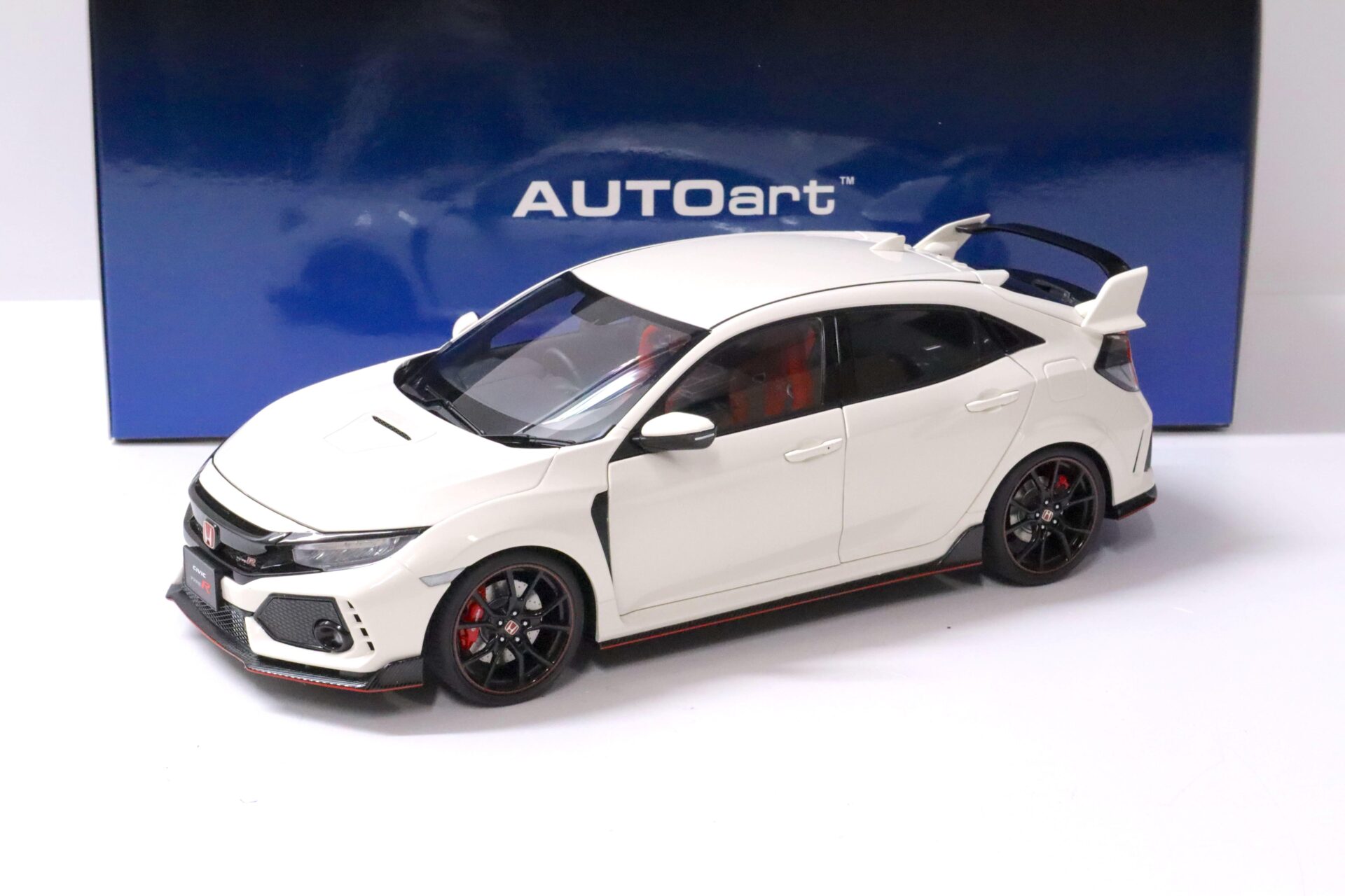 ID 62885 orig.jpg 1:18 AUTOart Honda Civic Type R (FK8) 2017 championship white 73266