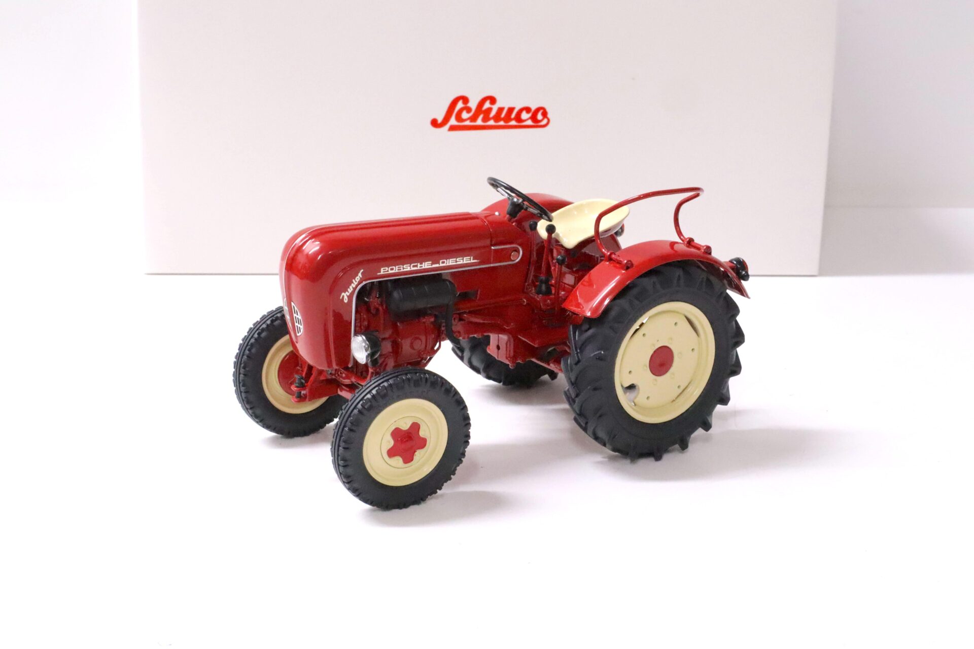 ID 63060 orig.jpg 1:18 Schuco Porsche Junior Traktor "Porsche Diesel" red 450026700