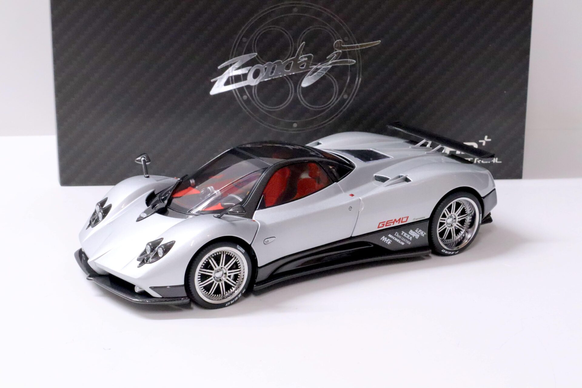 ID 63292 orig.jpg 1:18 Almost Real Pagani Zonda F - 2005 Grigio Mercurio Die-Cast