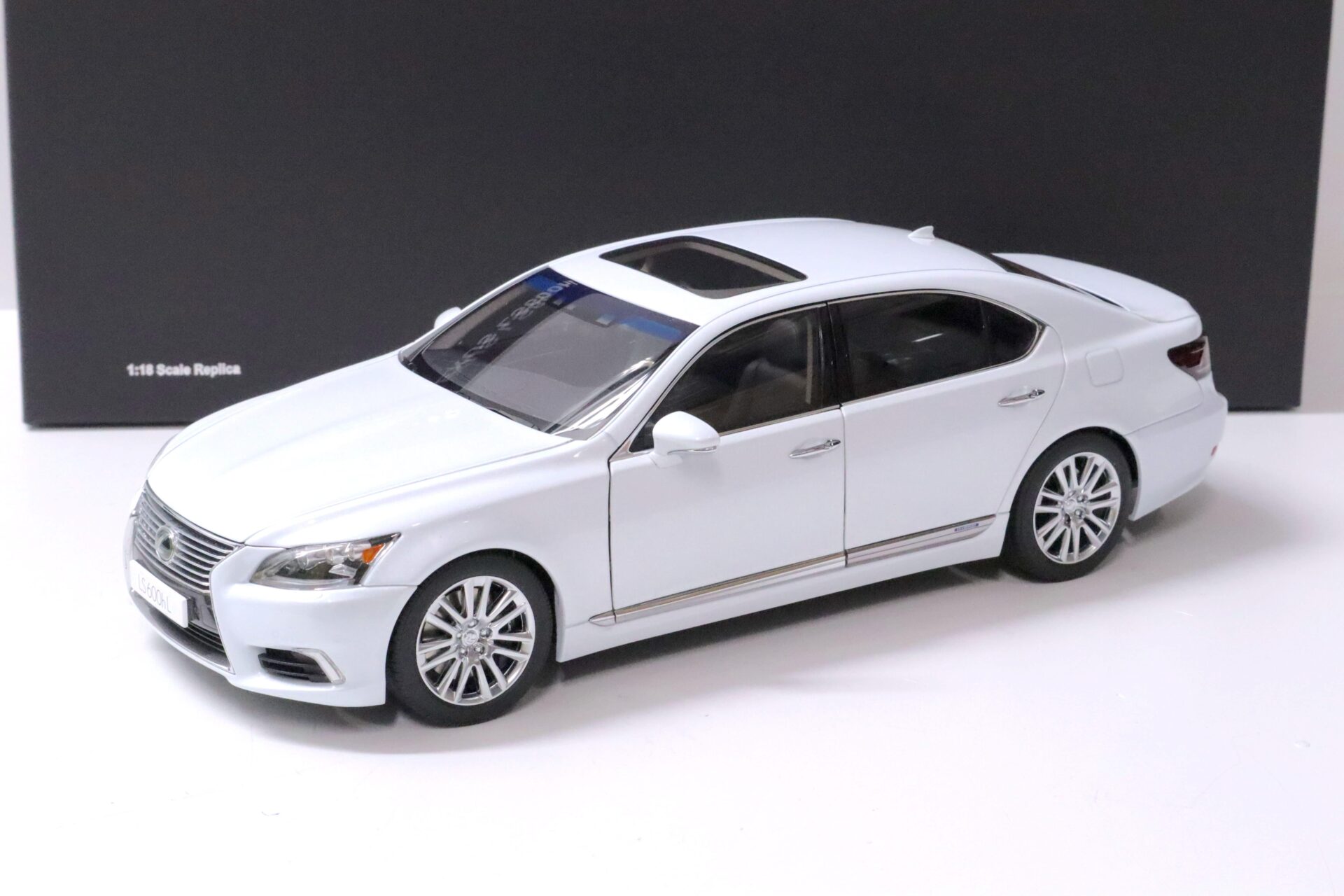 ID 63572 orig.jpg 1:18 AUTOart Lexus LS600hL Limousine 2013 white pearl 78843